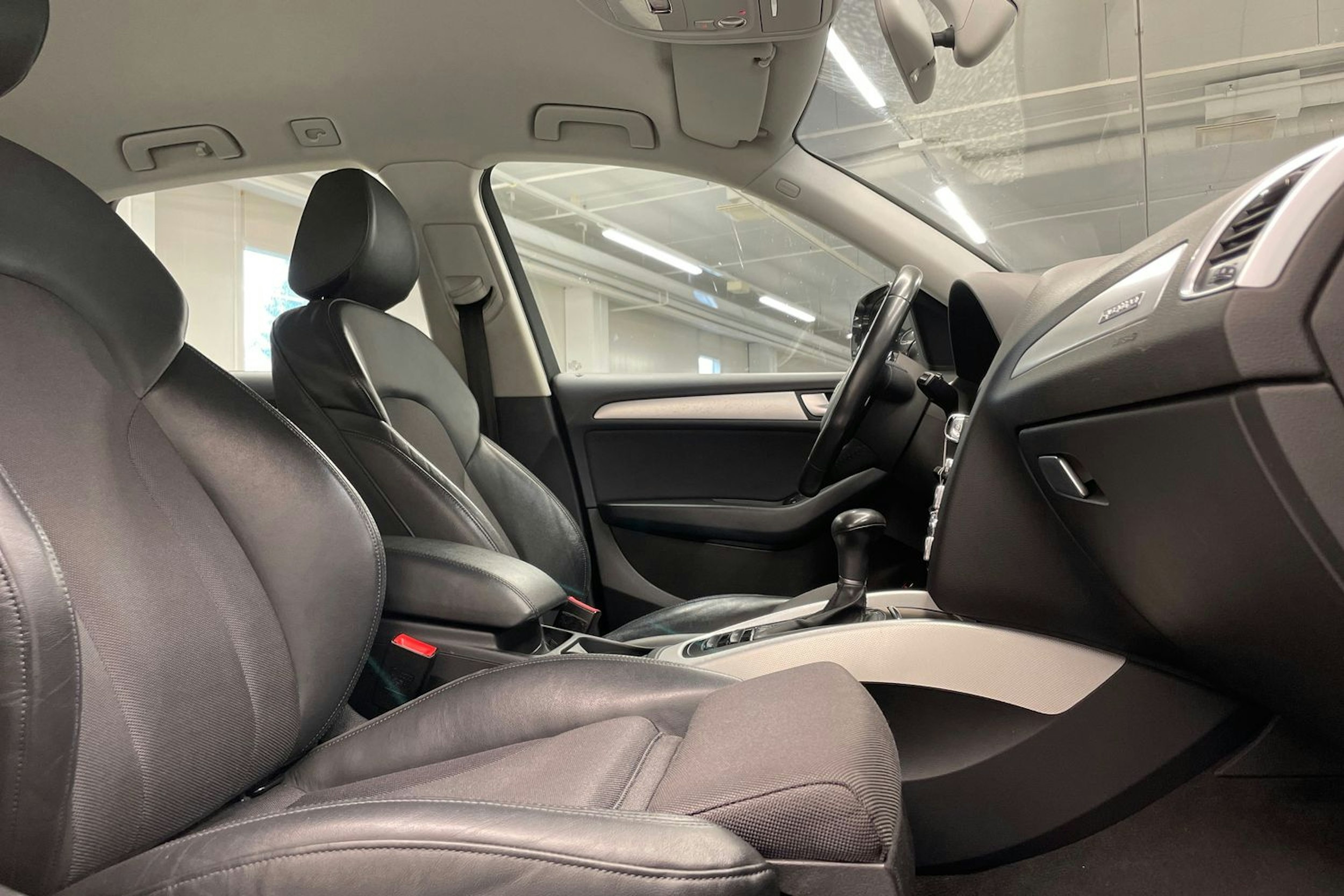 harmaa Audi Q5 2017 kuva 13.