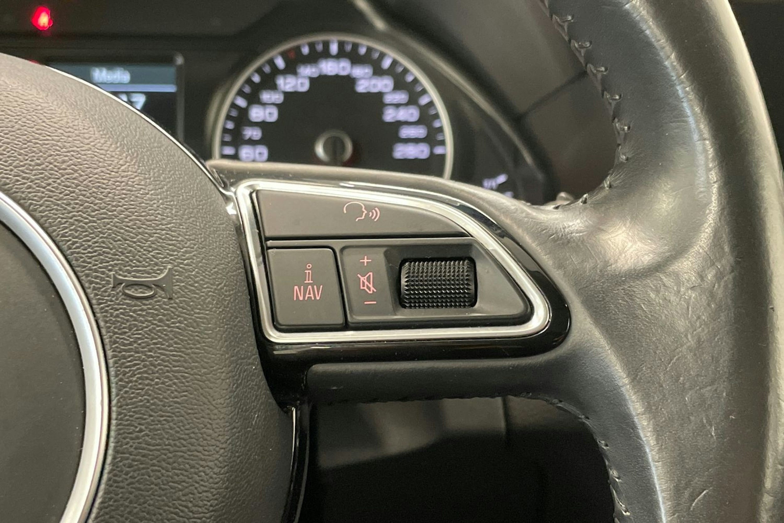 harmaa Audi Q5 2017 kuva 20.
