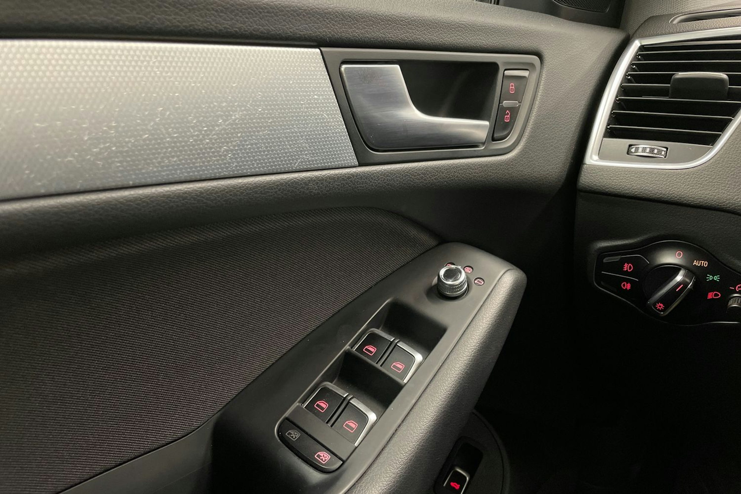 harmaa Audi Q5 2017 kuva 26.