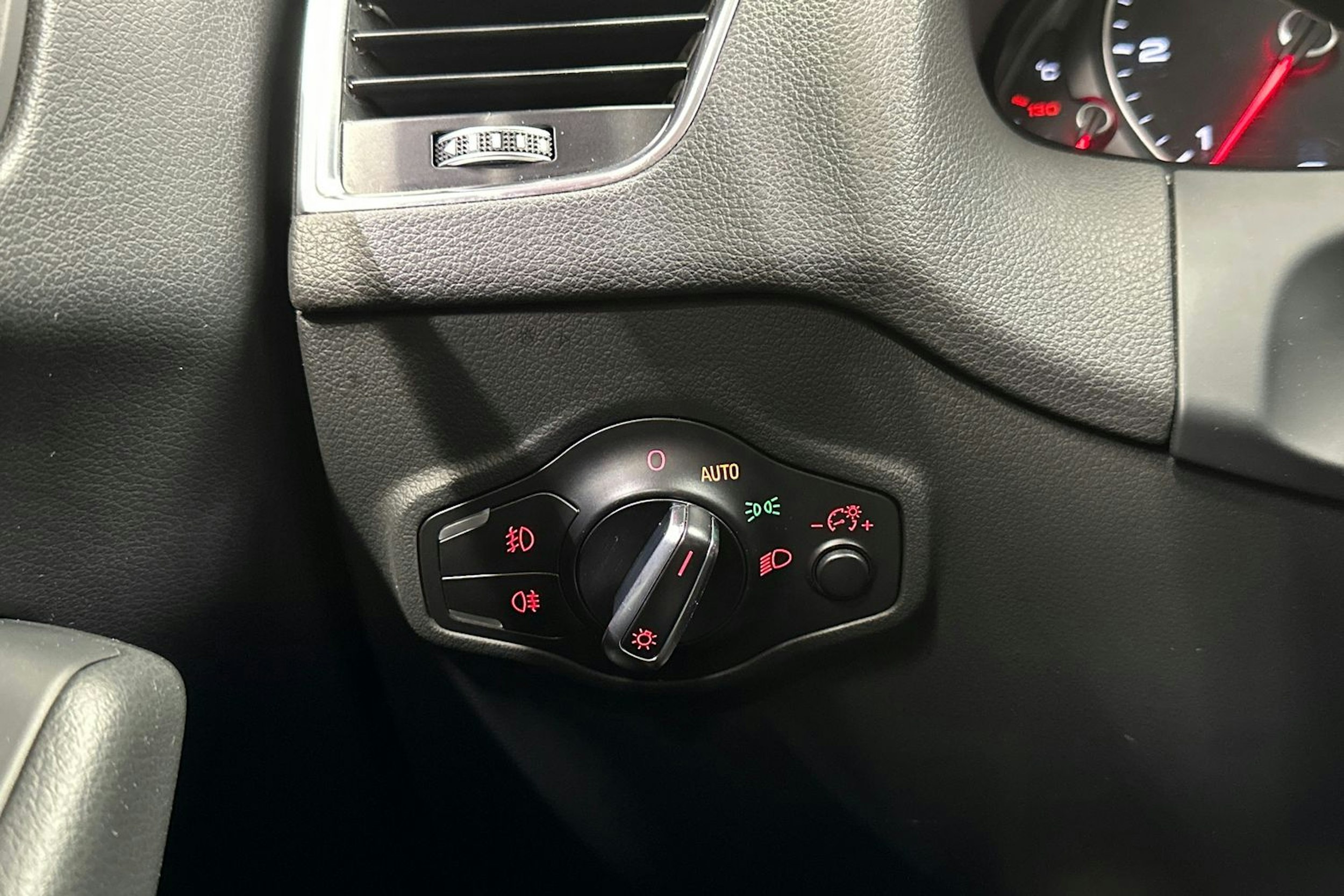 valkoinen Audi Q5 2016 kuva 26.