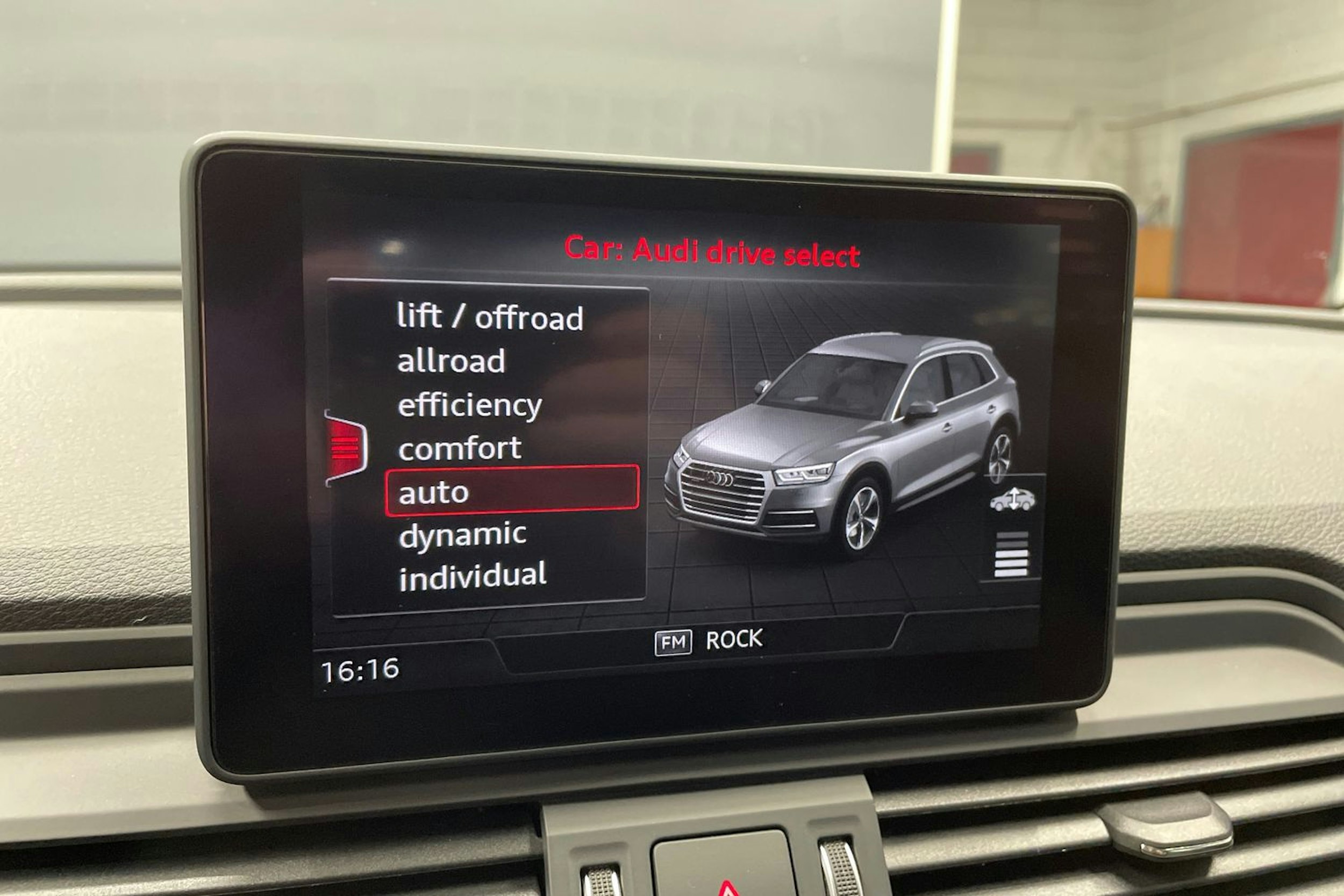 Hopea Audi Q5 2017 kuva 16.