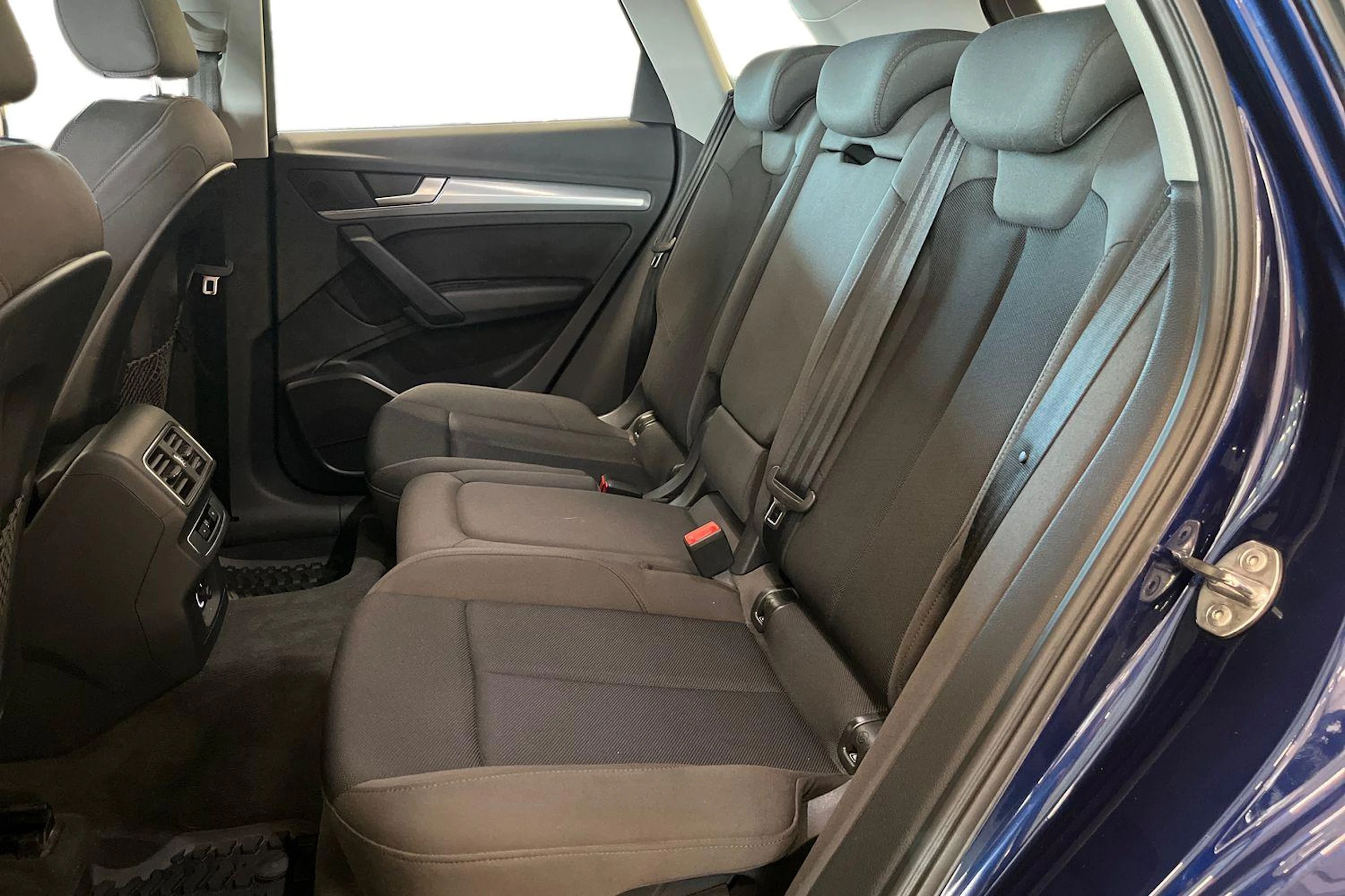 sininen Audi Q5 2017 kuva 8.
