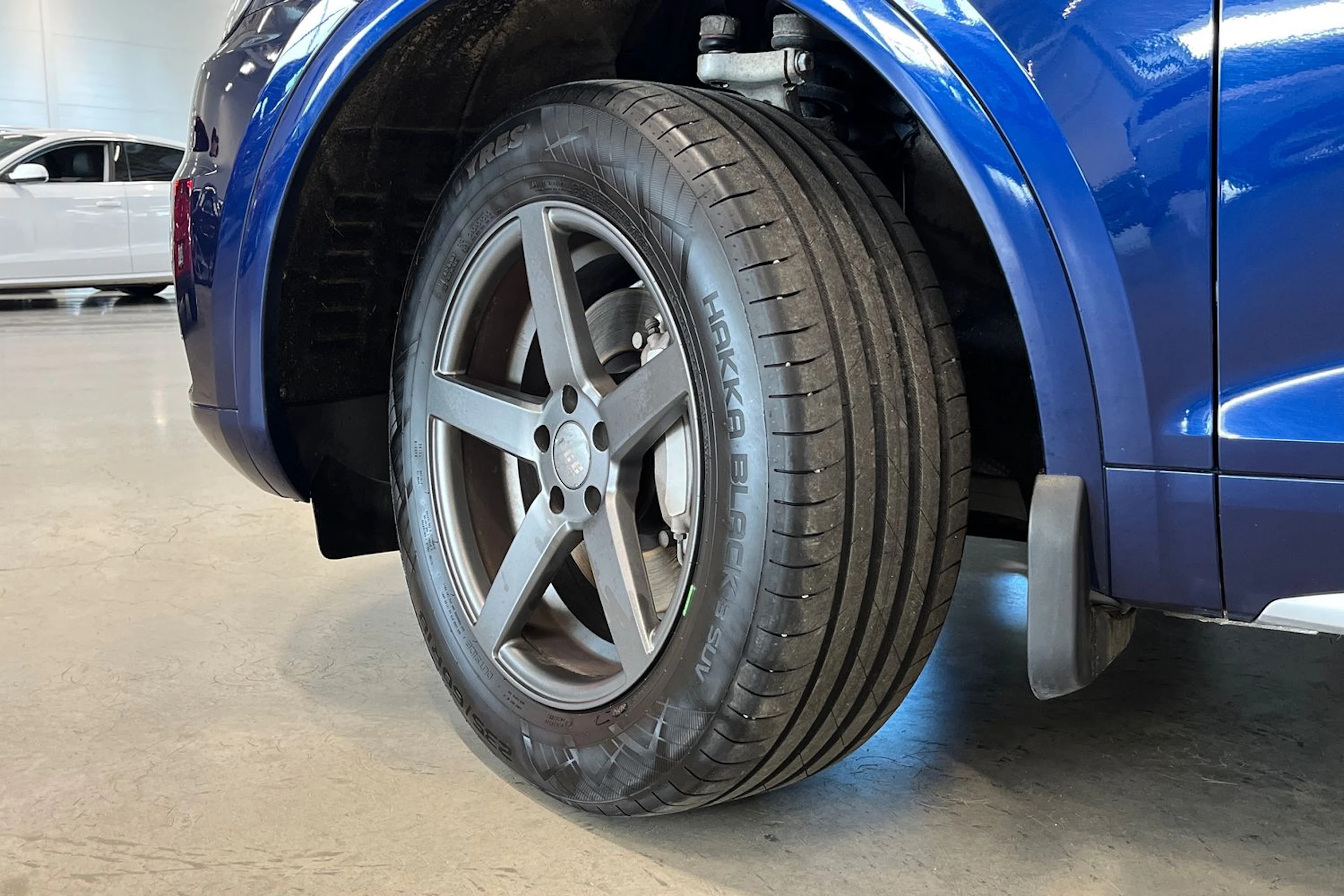 sininen Audi Q5 2017 kuva 10.