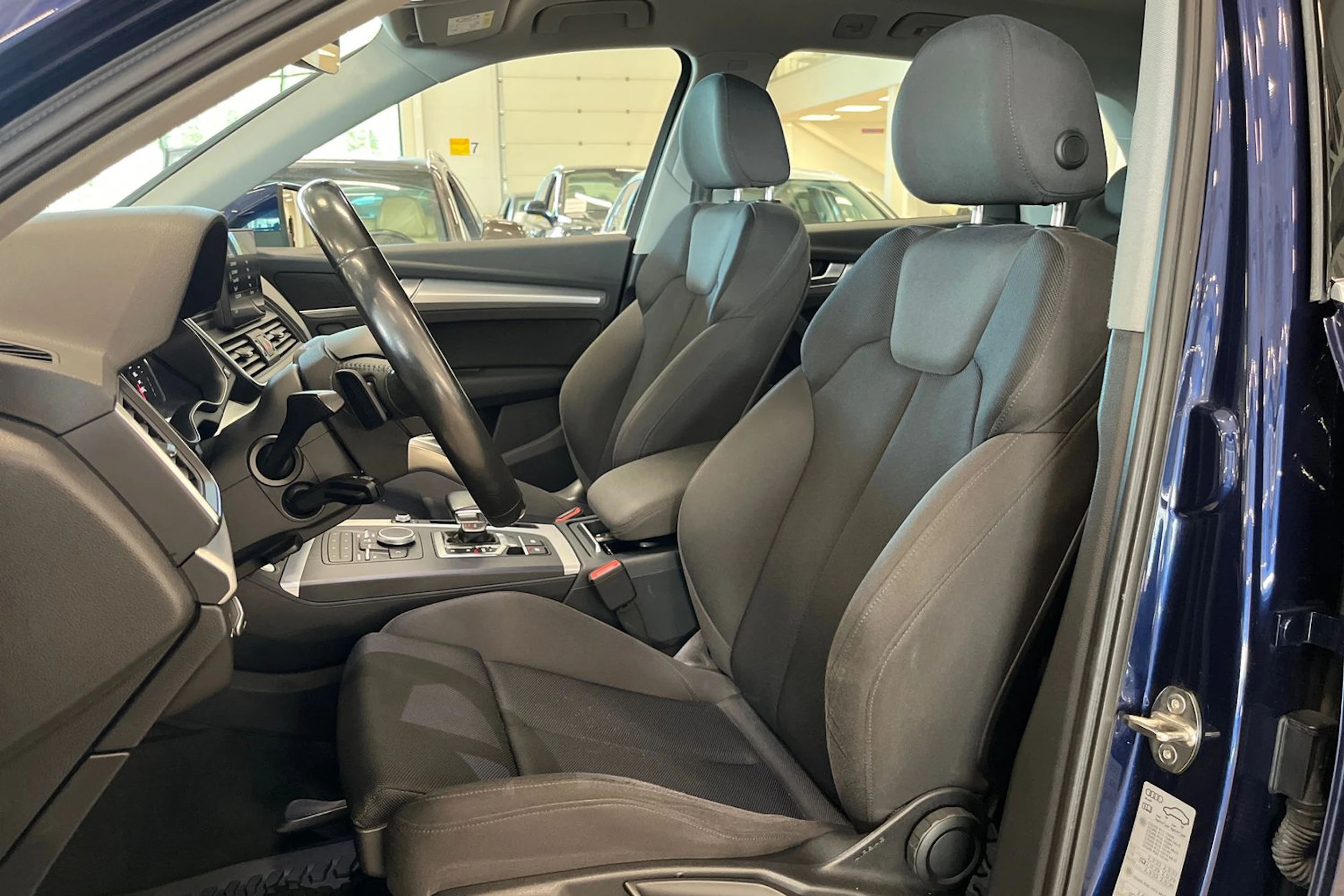 sininen Audi Q5 2017 kuva 11.