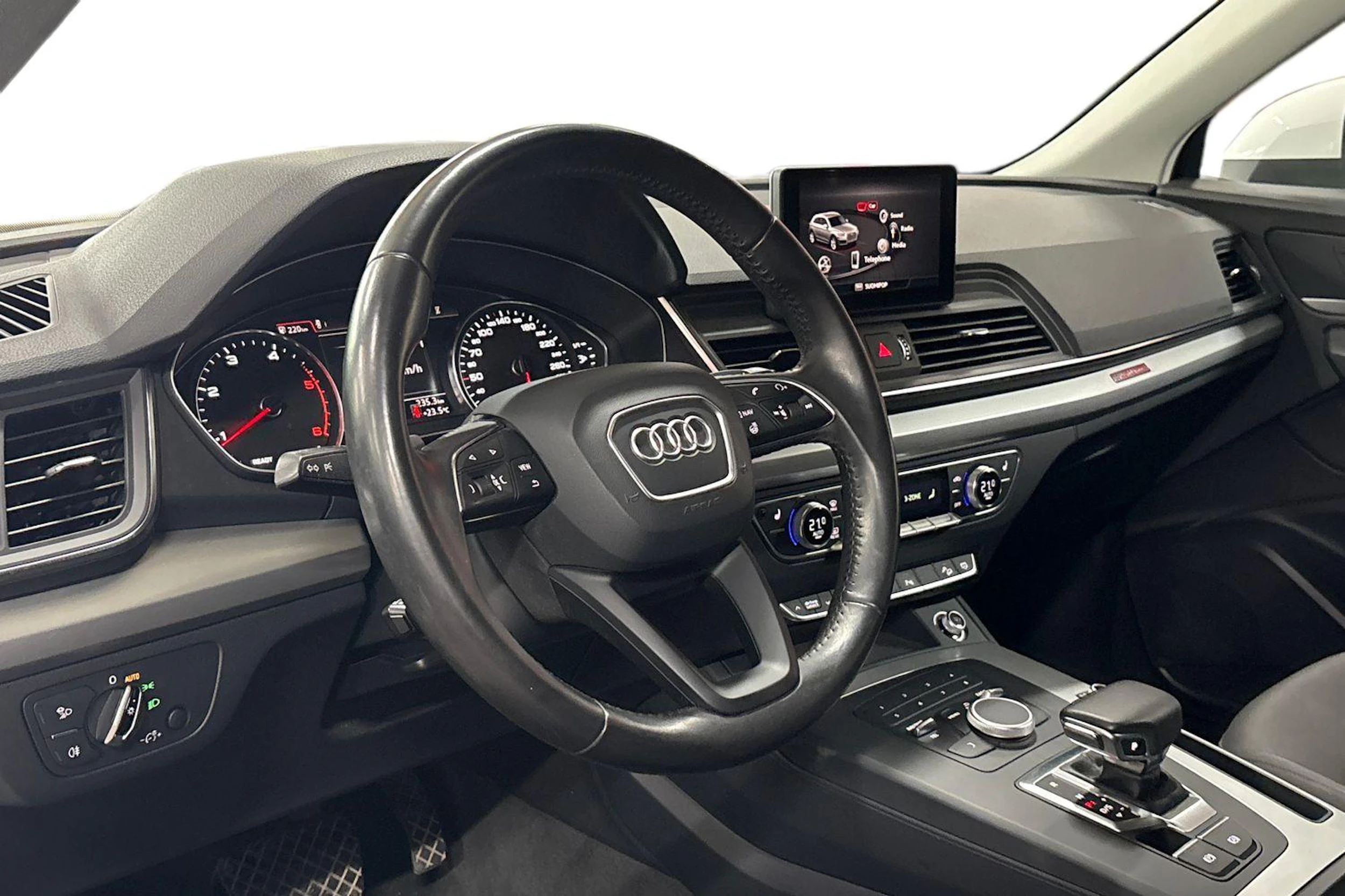 Valkoinen Audi Q5 2017 kuva 8.