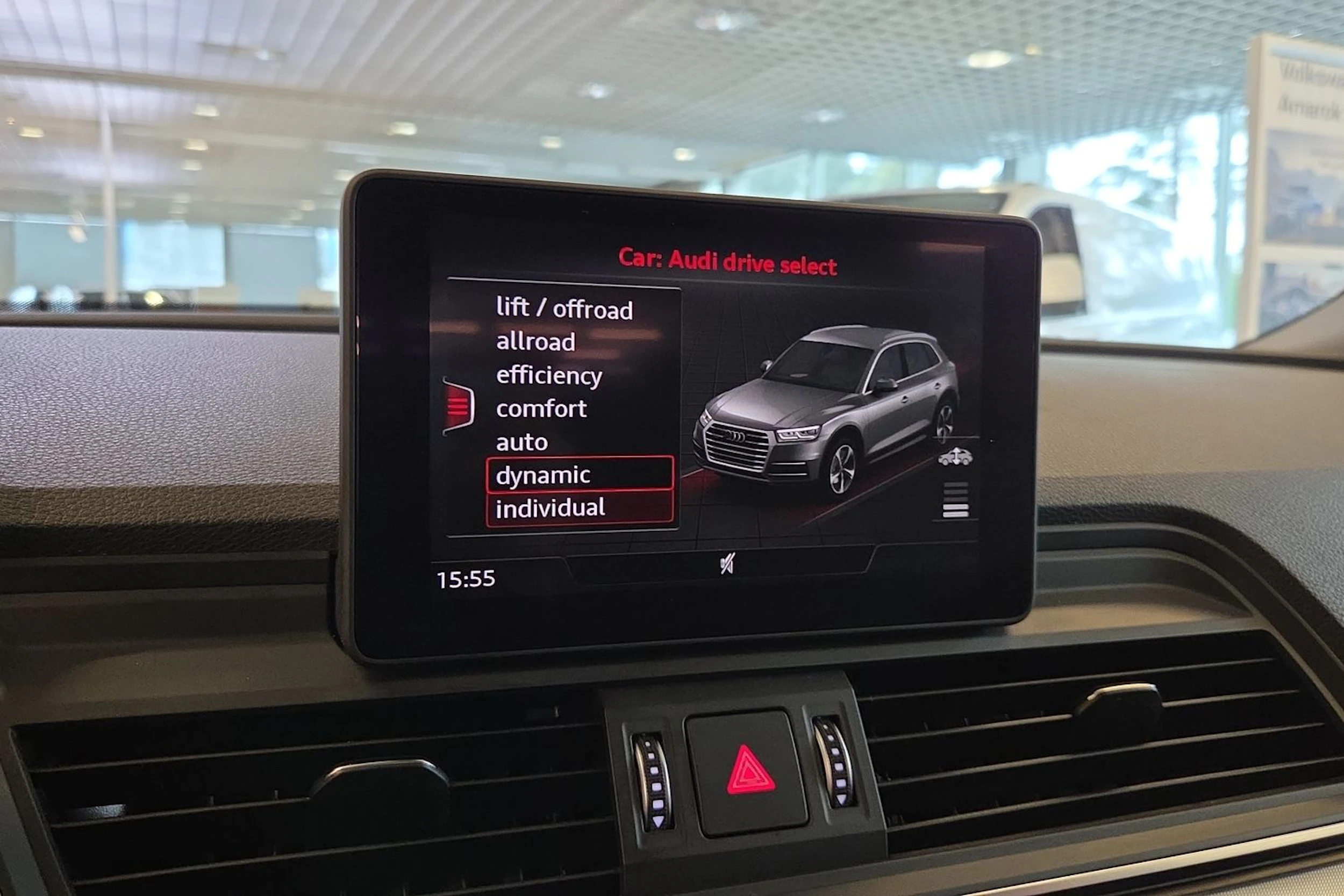 Valkoinen Audi Q5 2017 kuva 15.