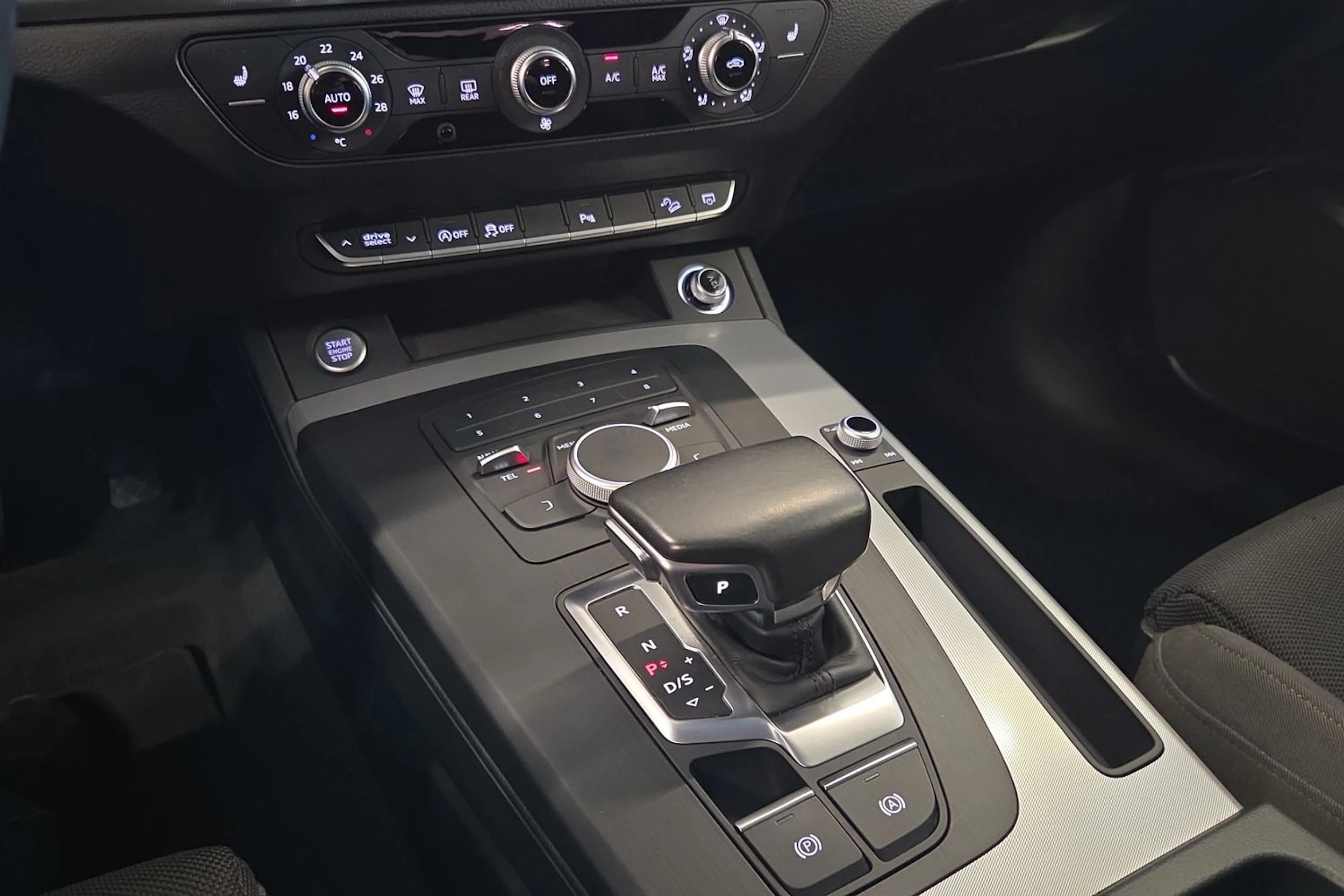 Valkoinen Audi Q5 2017 kuva 18.