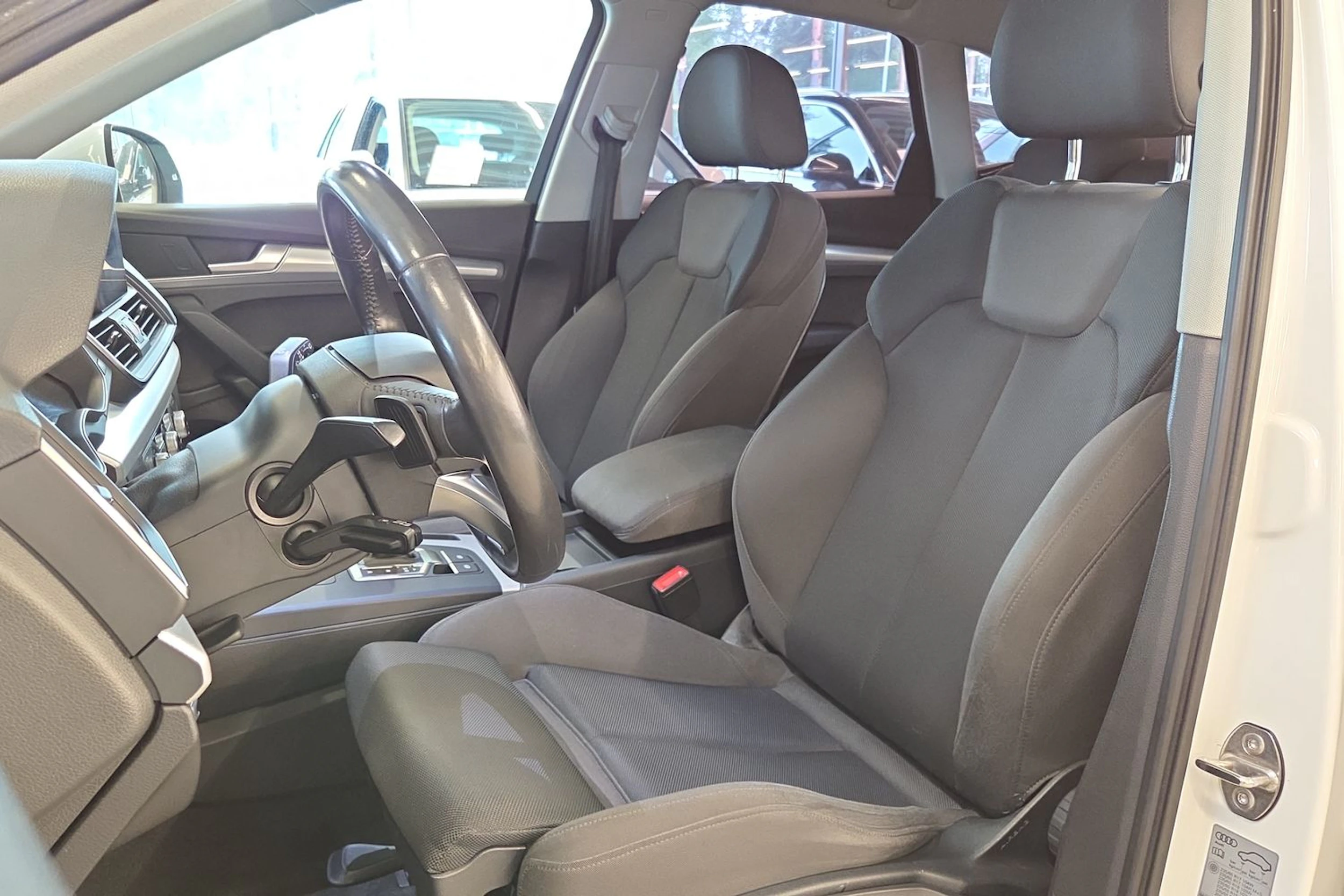 Valkoinen Audi Q5 2017 kuva 19.