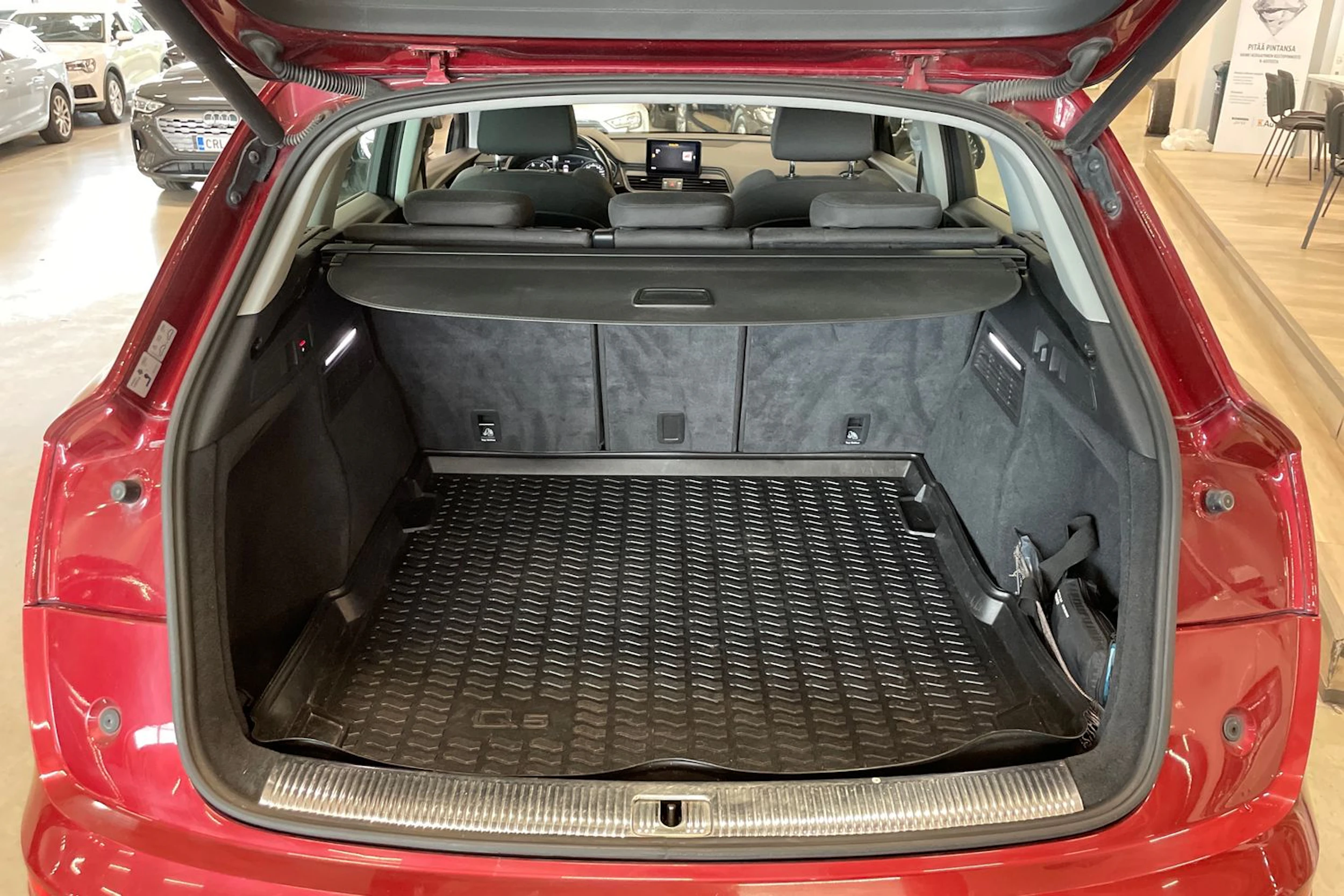 punainen Audi Q5 2017 kuva 28.