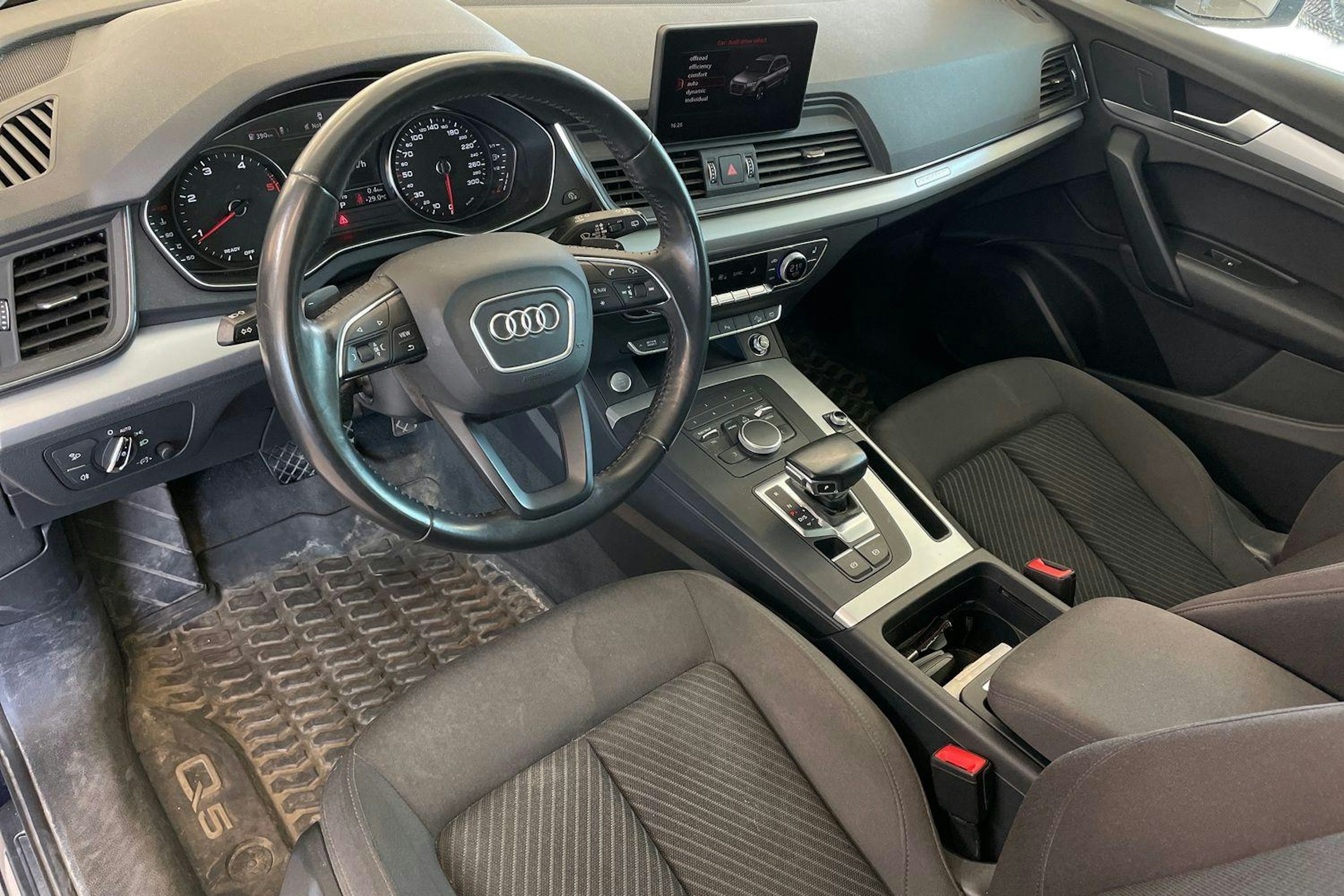 Sininen Audi Q5 2017 kuva 3.