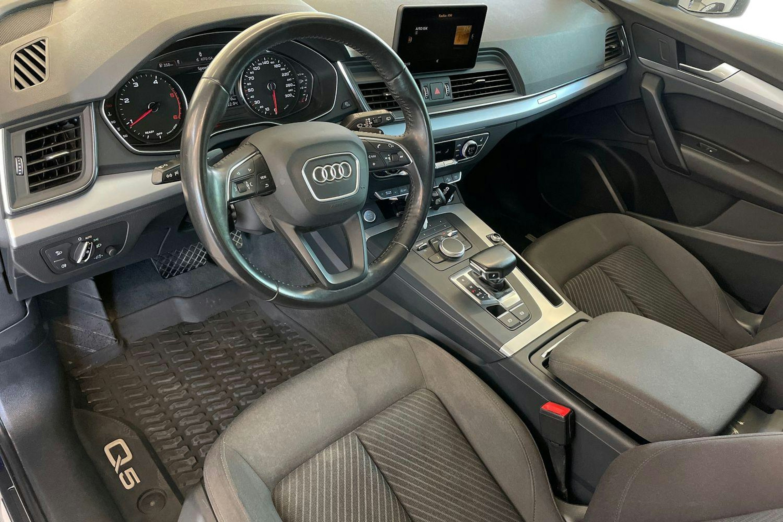 Sininen Audi Q5 2017 kuva 7.