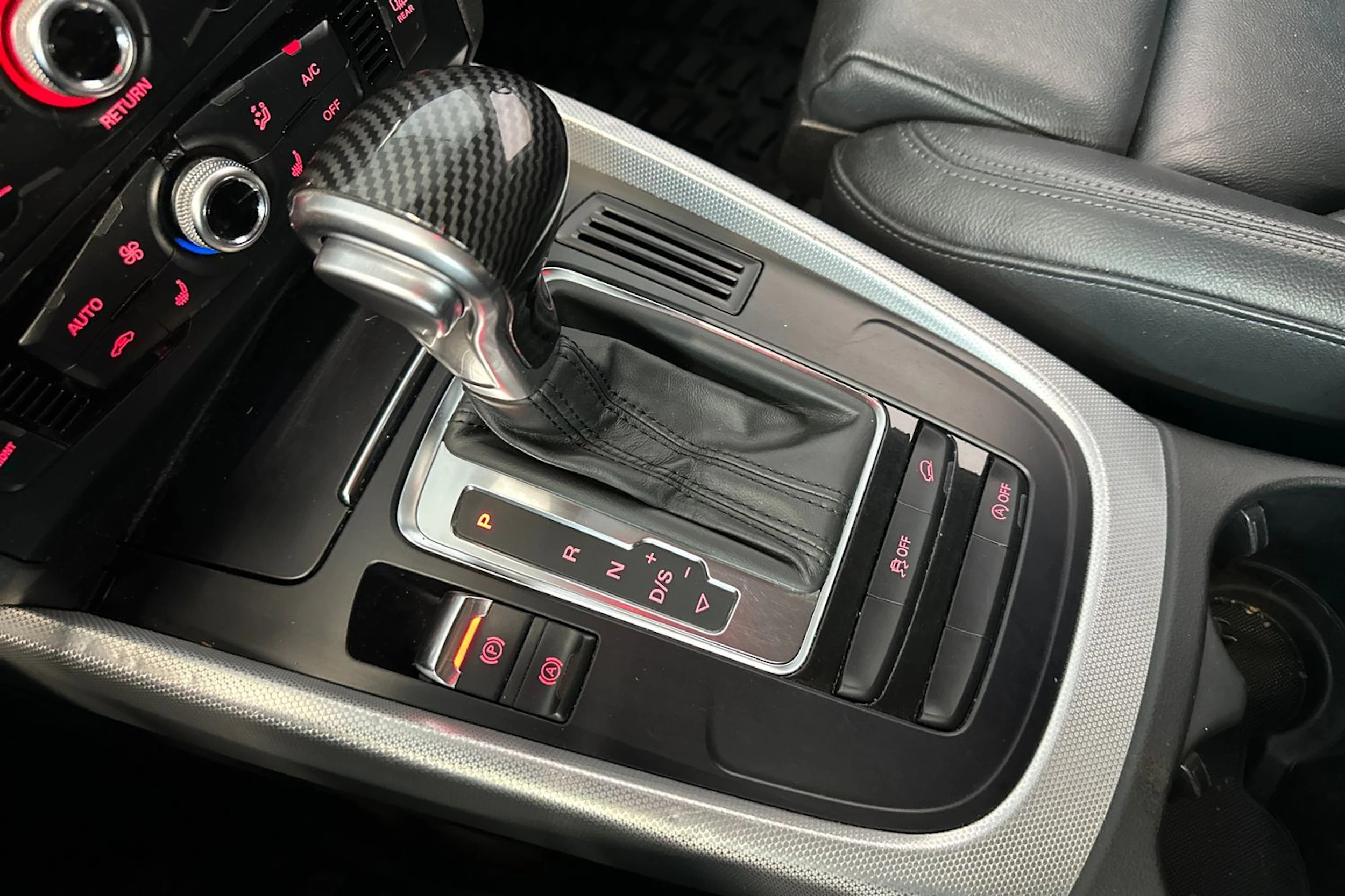 musta Audi Q5 2017 kuva 22.
