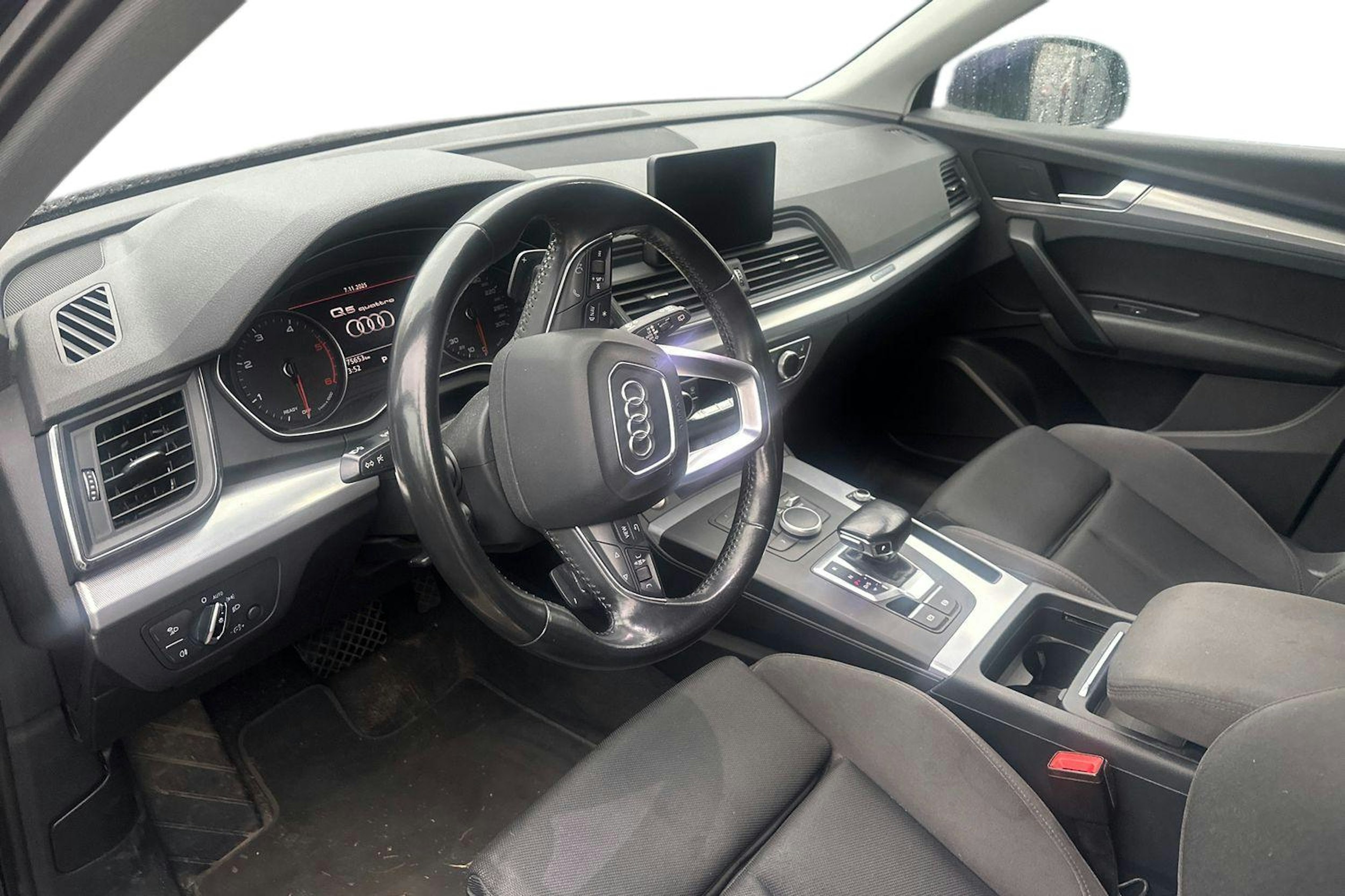 Sininen Audi Q5 2017 kuva 3.