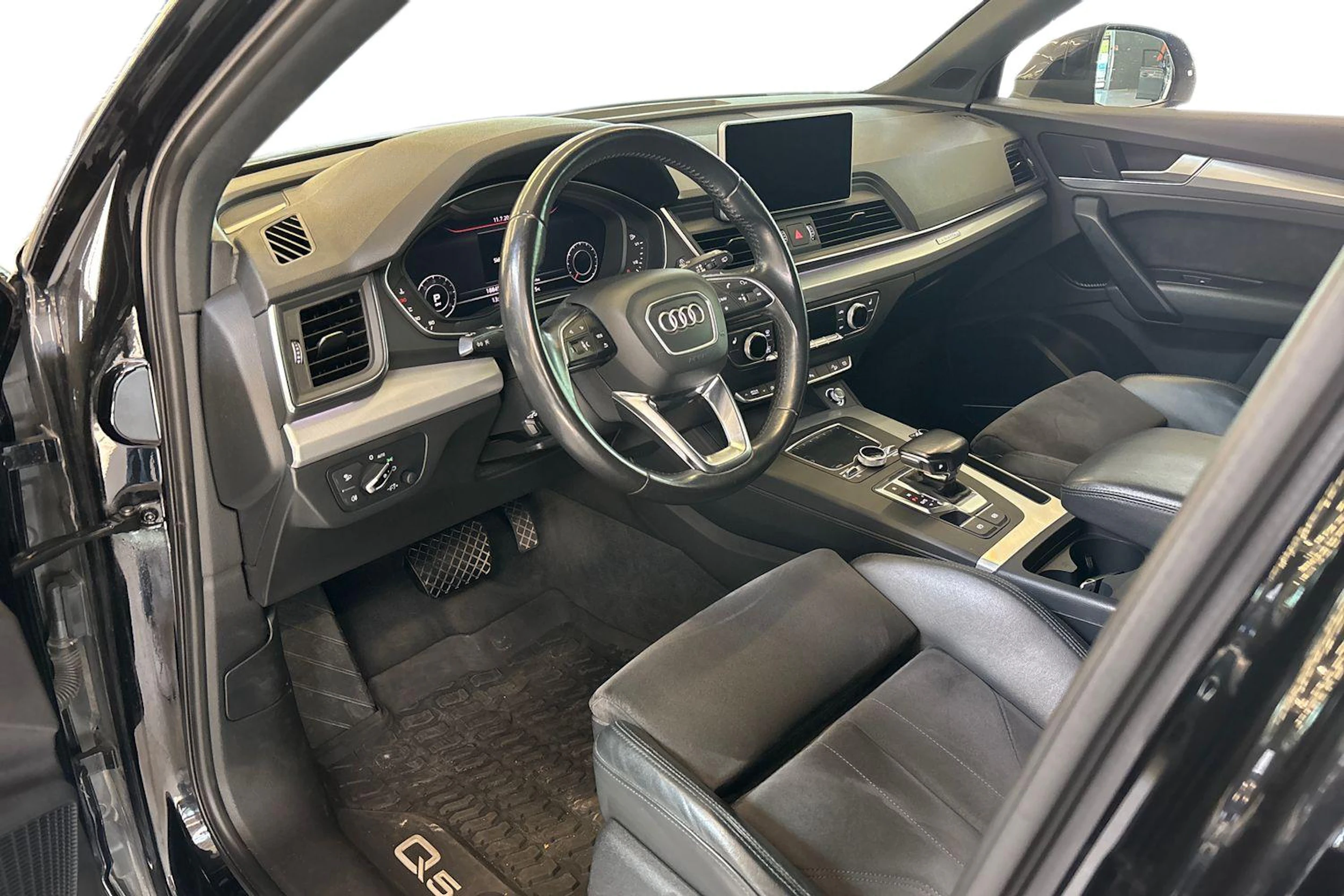 musta Audi Q5 2017 kuva 3.