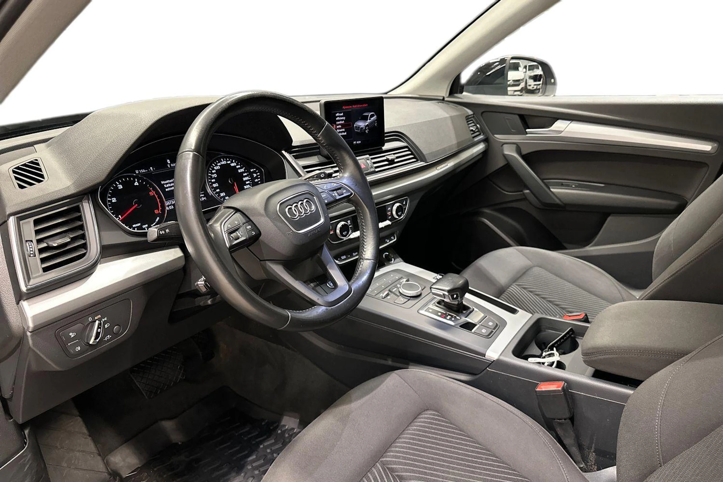 Musta Audi Q5 2018 kuva 6.