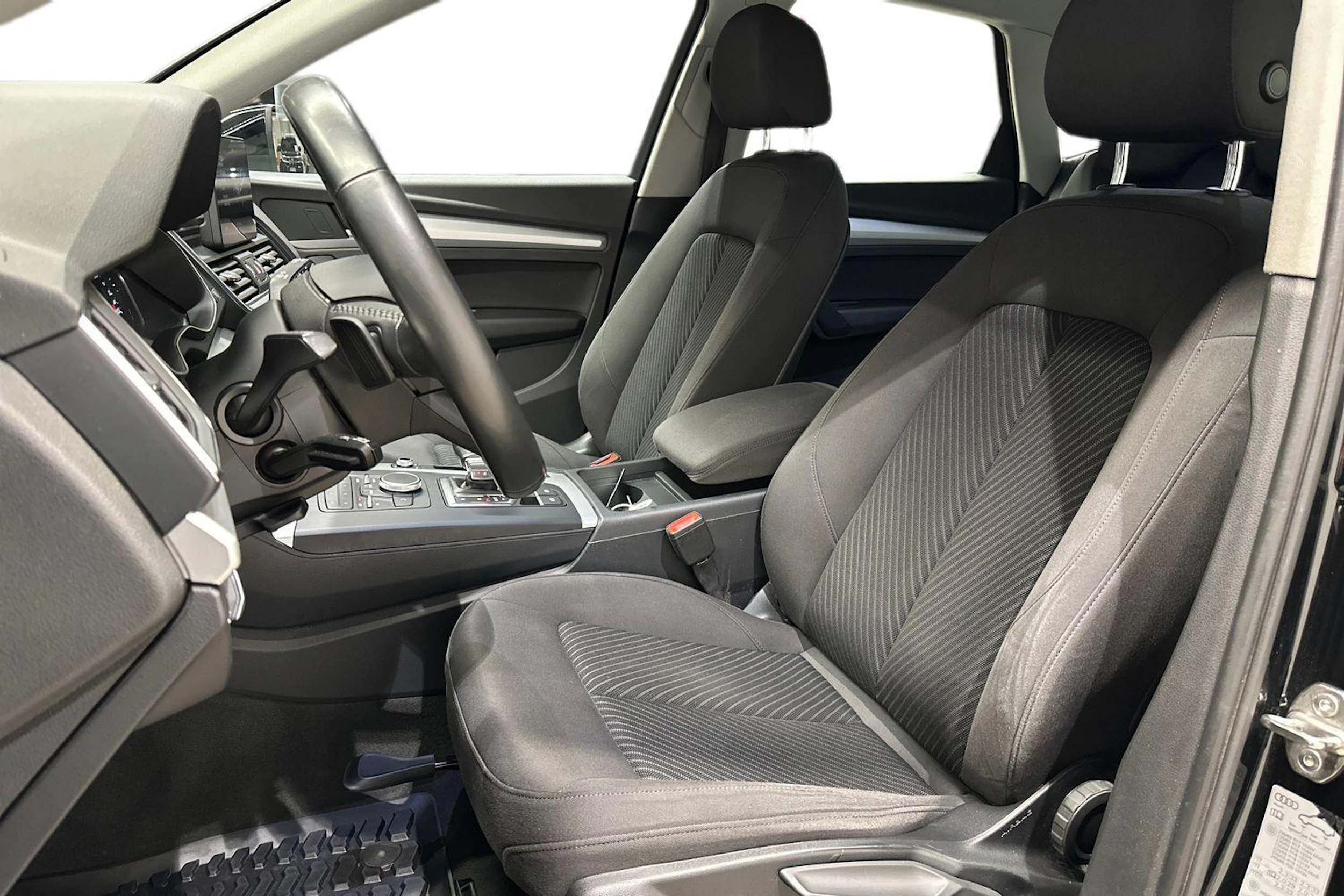 Musta Audi Q5 2018 kuva 8.