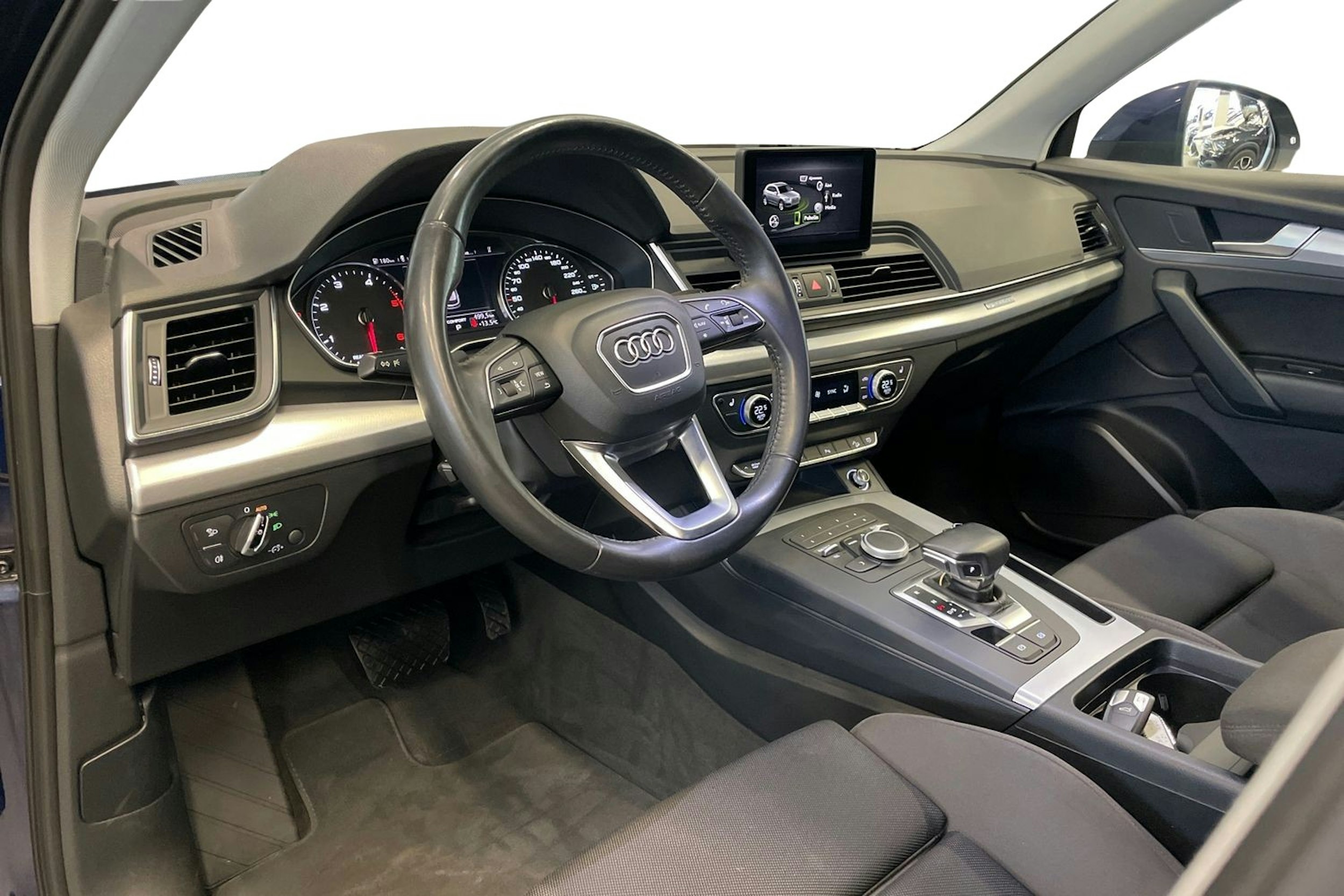 Sininen Audi Q5 2018 kuva 7.
