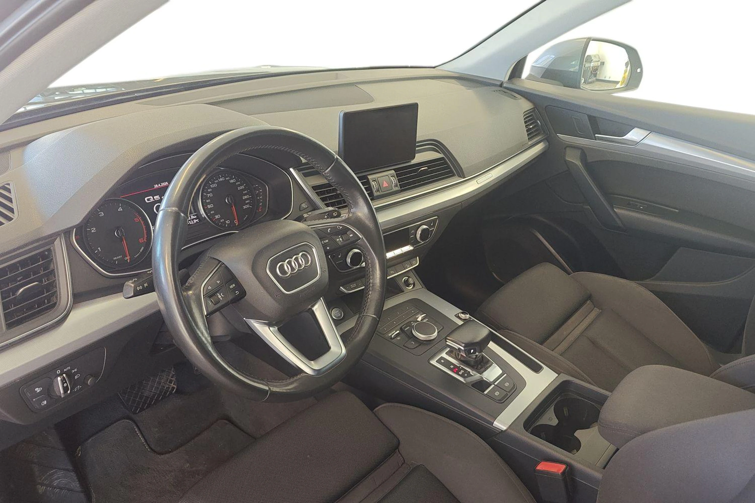 harmaa Audi Q5 2018 kuva 8.