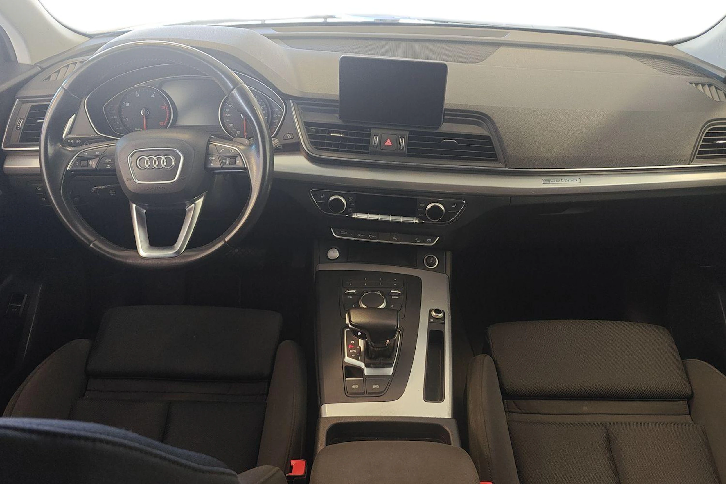 harmaa Audi Q5 2018 kuva 9.