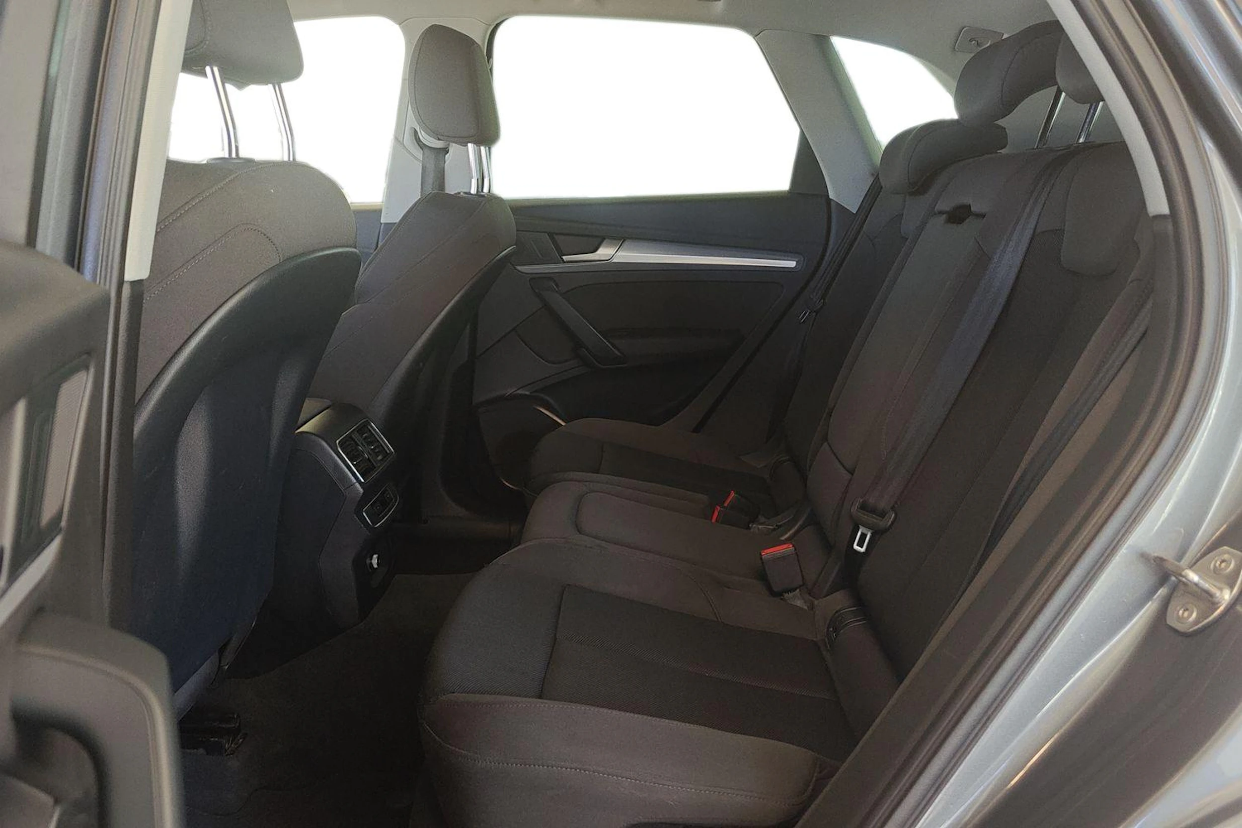 harmaa Audi Q5 2018 kuva 11.