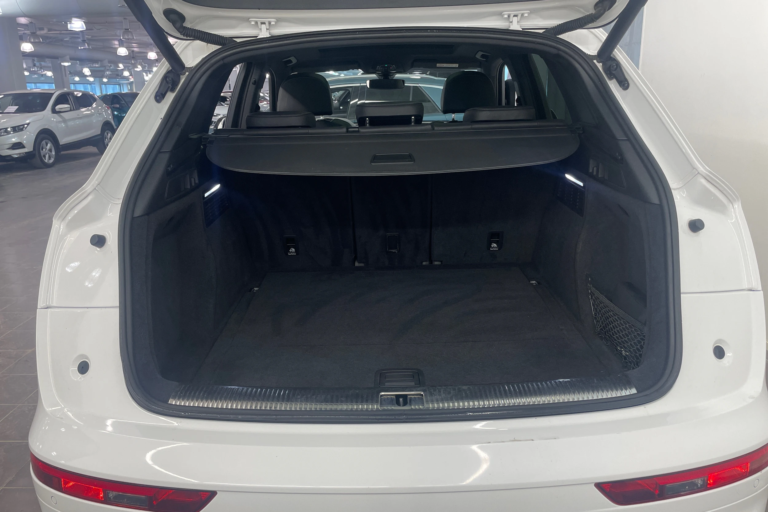 valkoinen Audi Q5 2018 kuva 11.