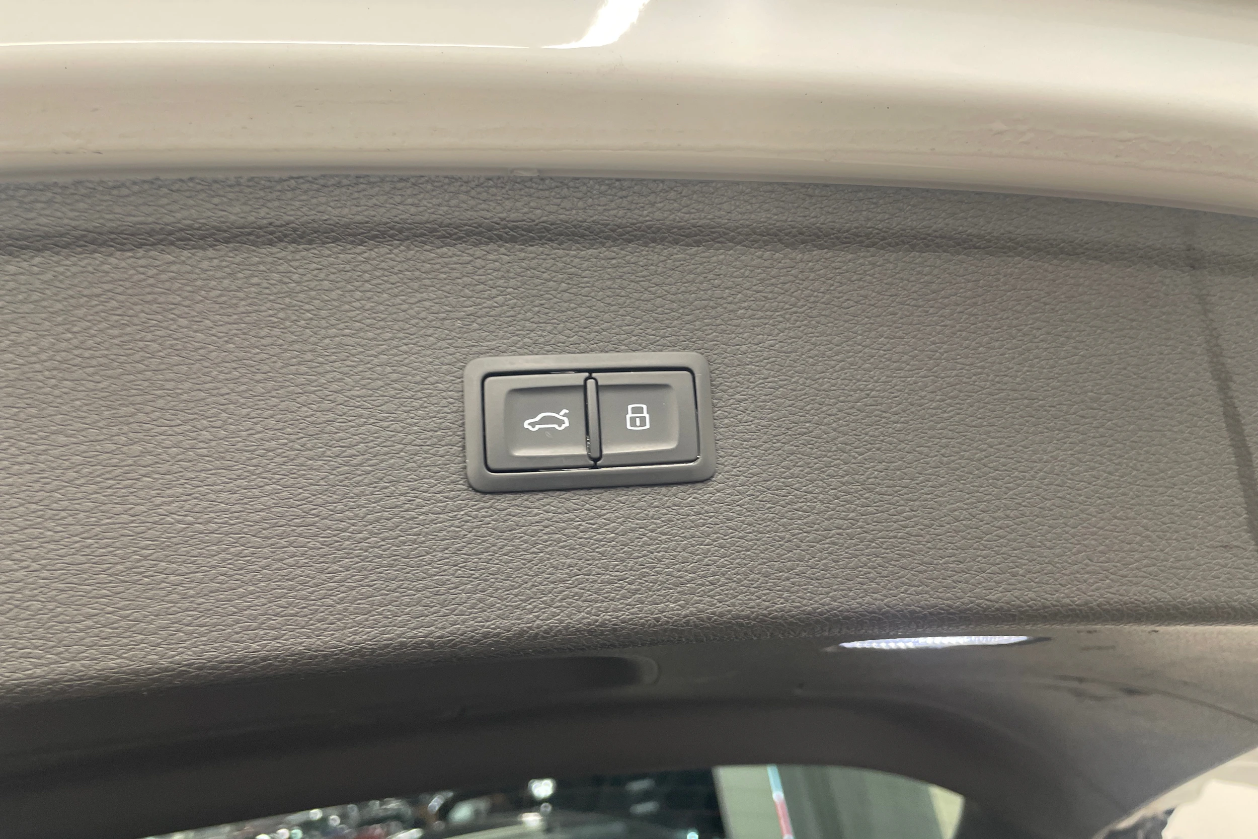 valkoinen Audi Q5 2018 kuva 12.