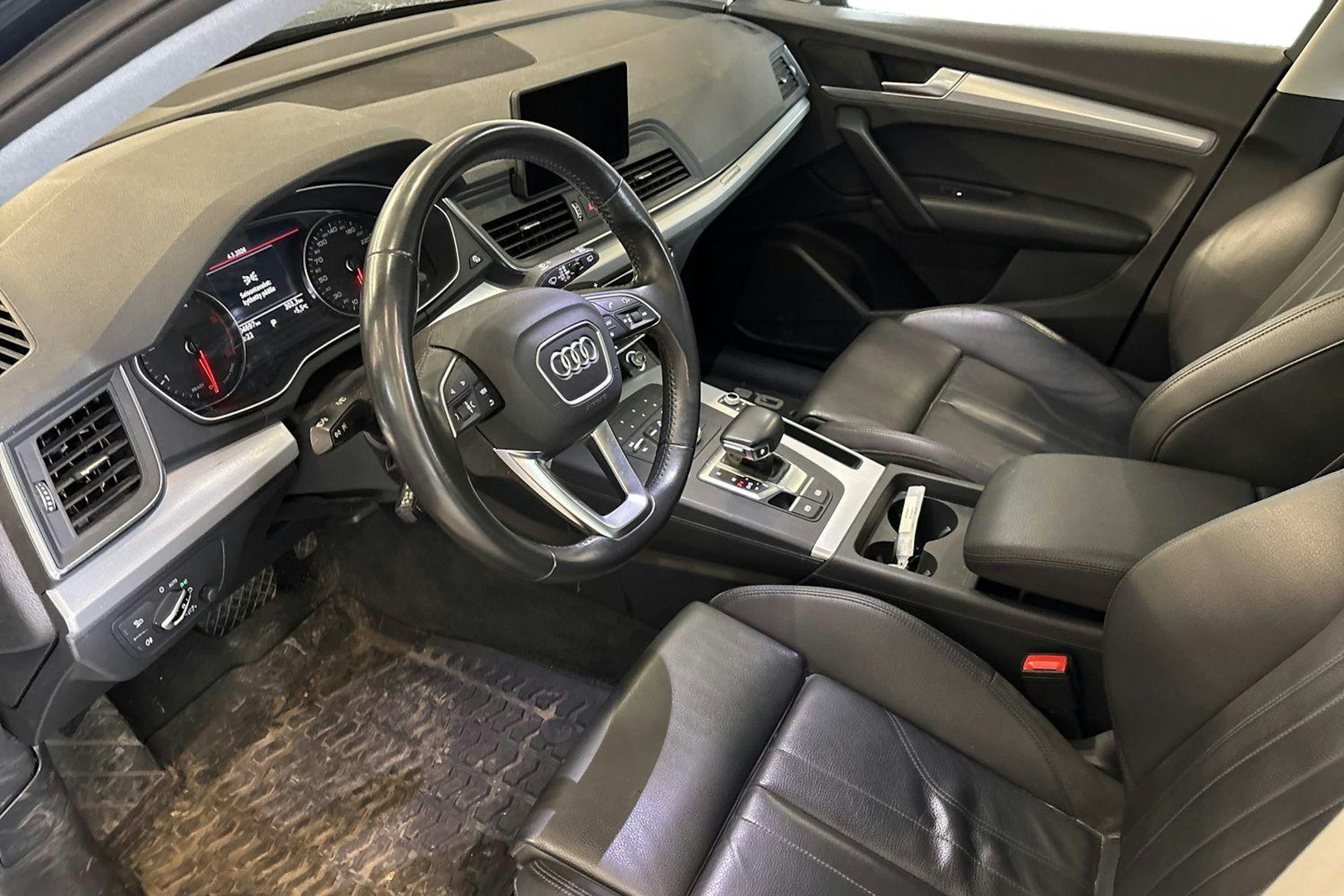 sininen Audi Q5 2018 kuva 3.