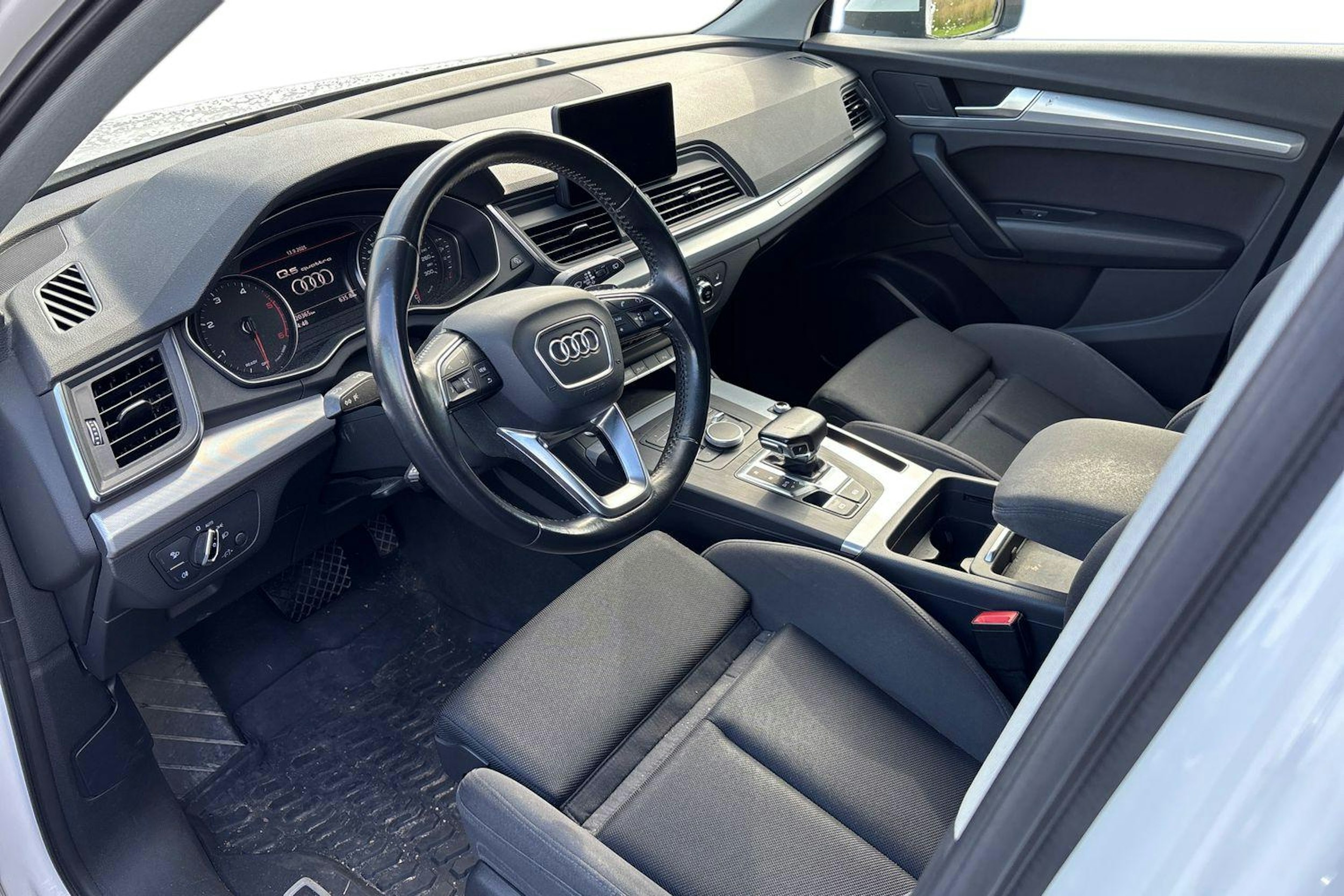 Valkoinen Audi Q5 2018 kuva 3.