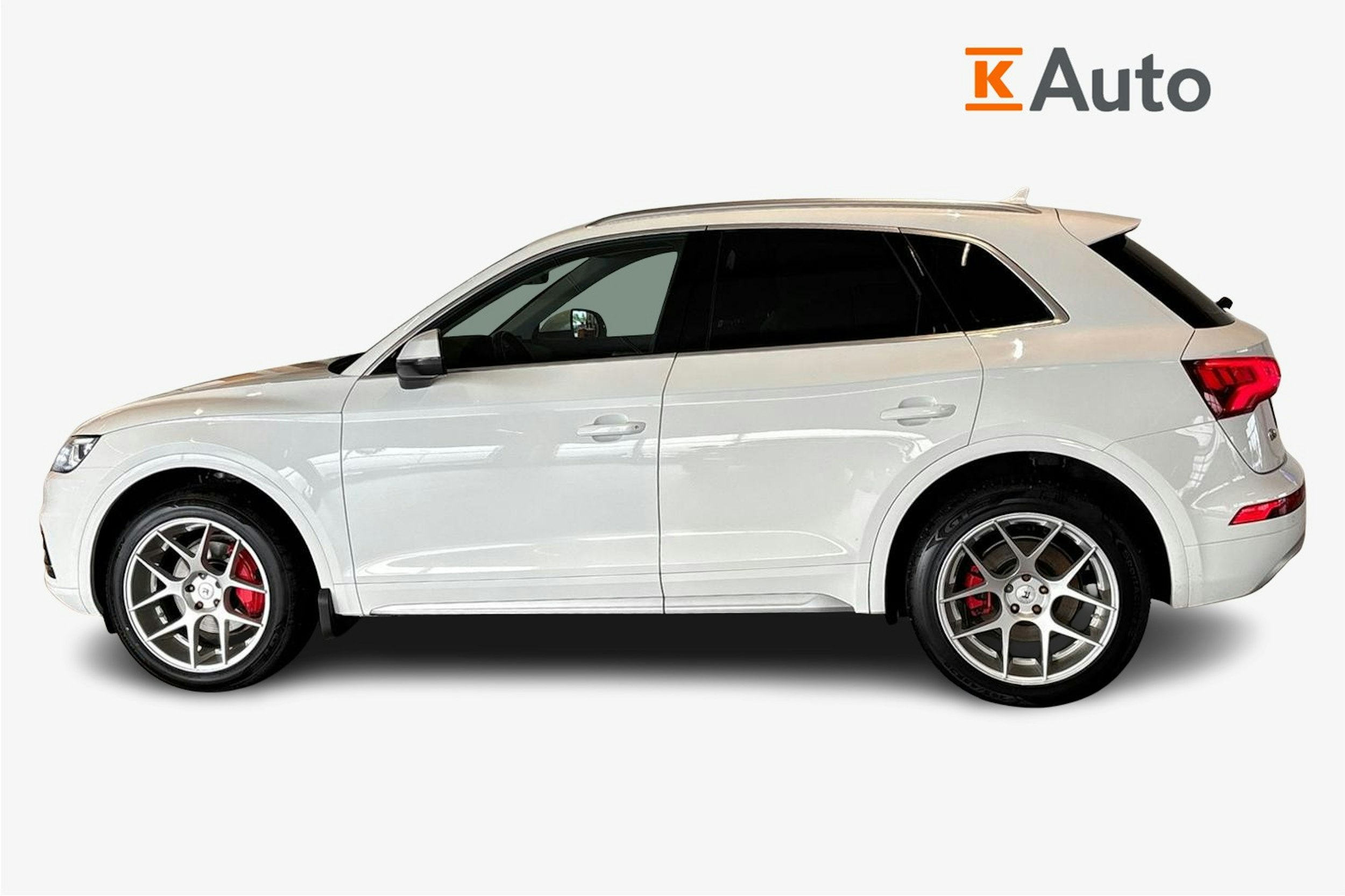 Valkoinen Audi Q5 2018 kuva 6.