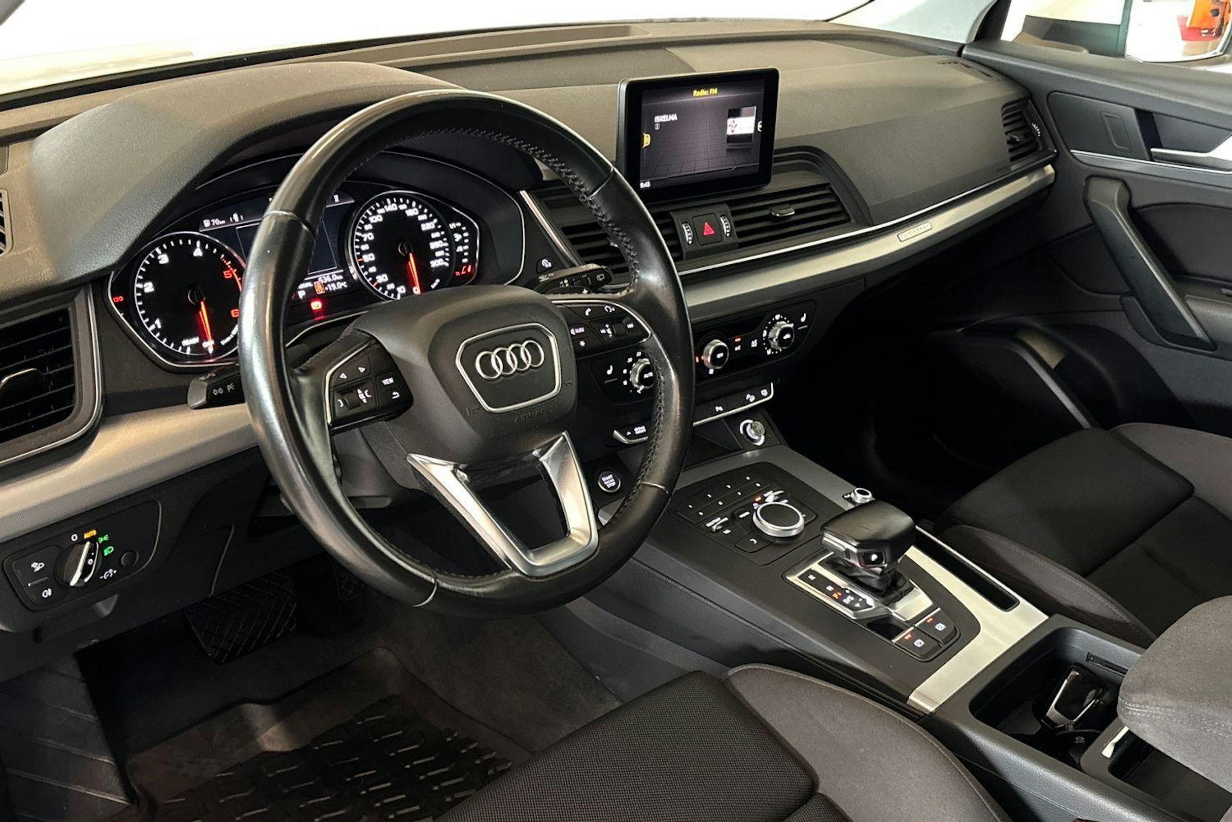 Valkoinen Audi Q5 2018 kuva 7.