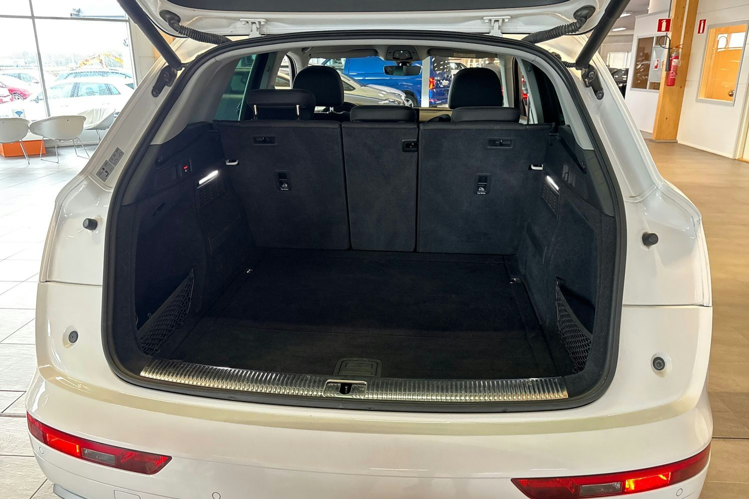 Valkoinen Audi Q5 2018 kuva 15.