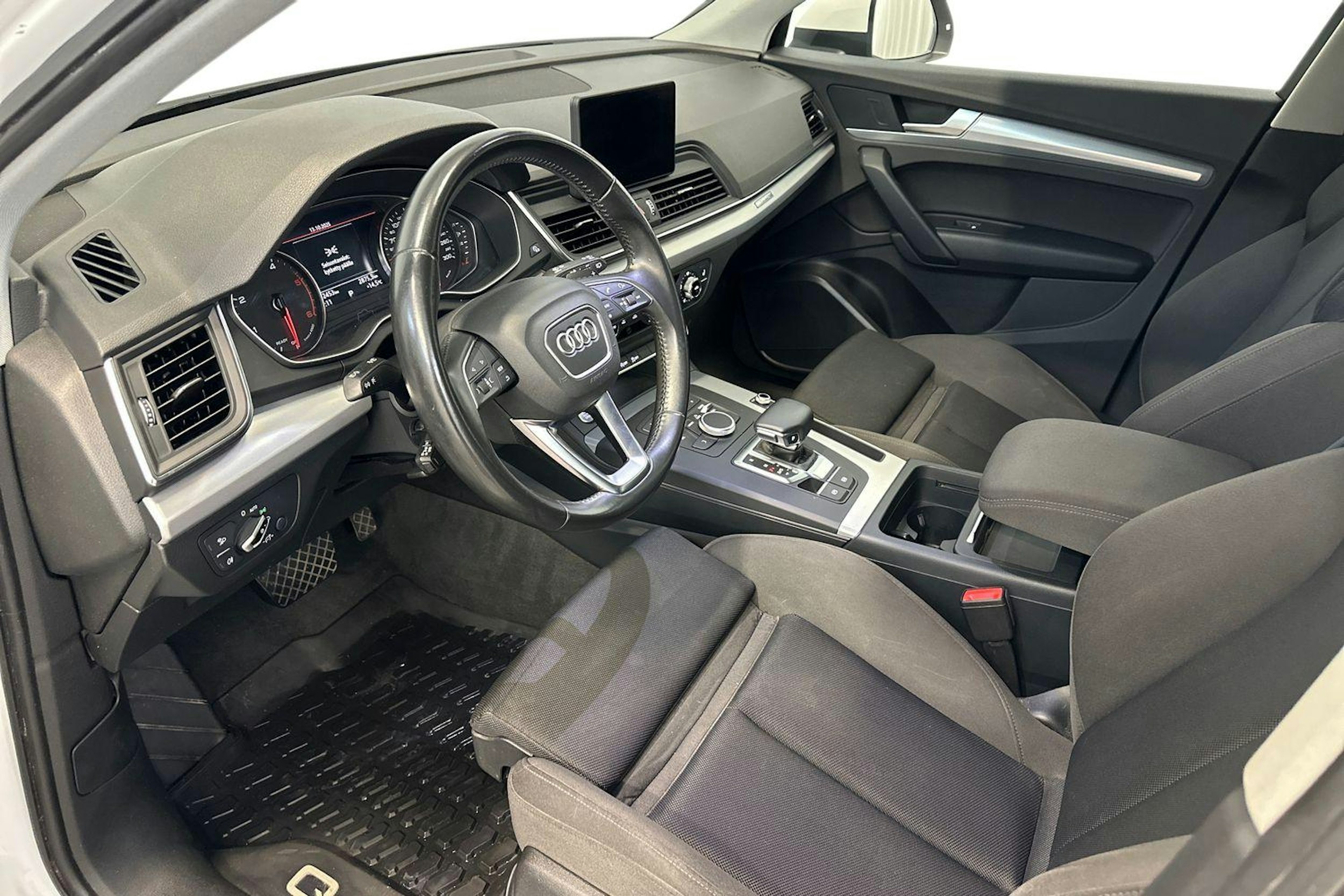 valkoinen Audi Q5 2018 kuva 7.