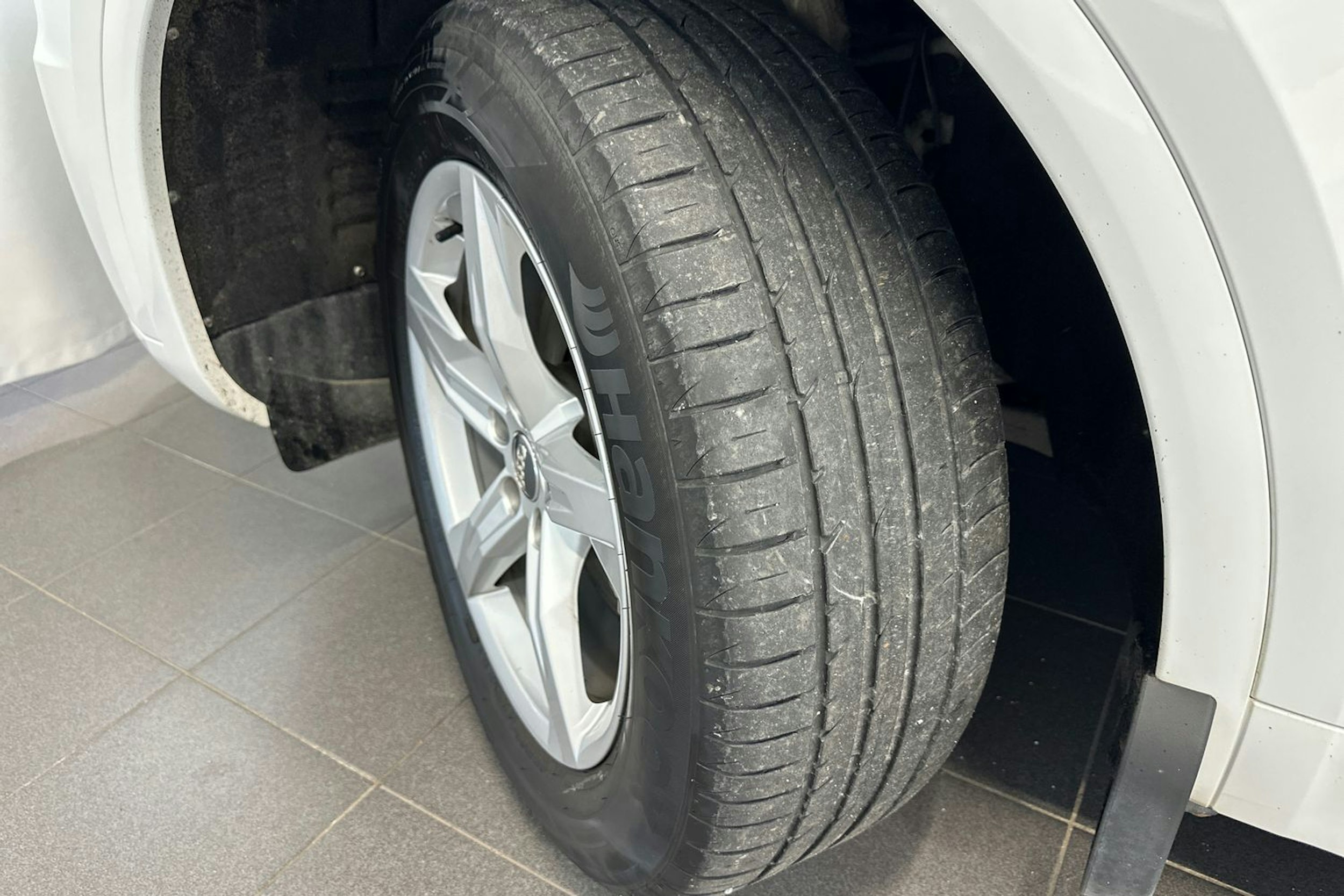 valkoinen Audi Q5 2018 kuva 13.