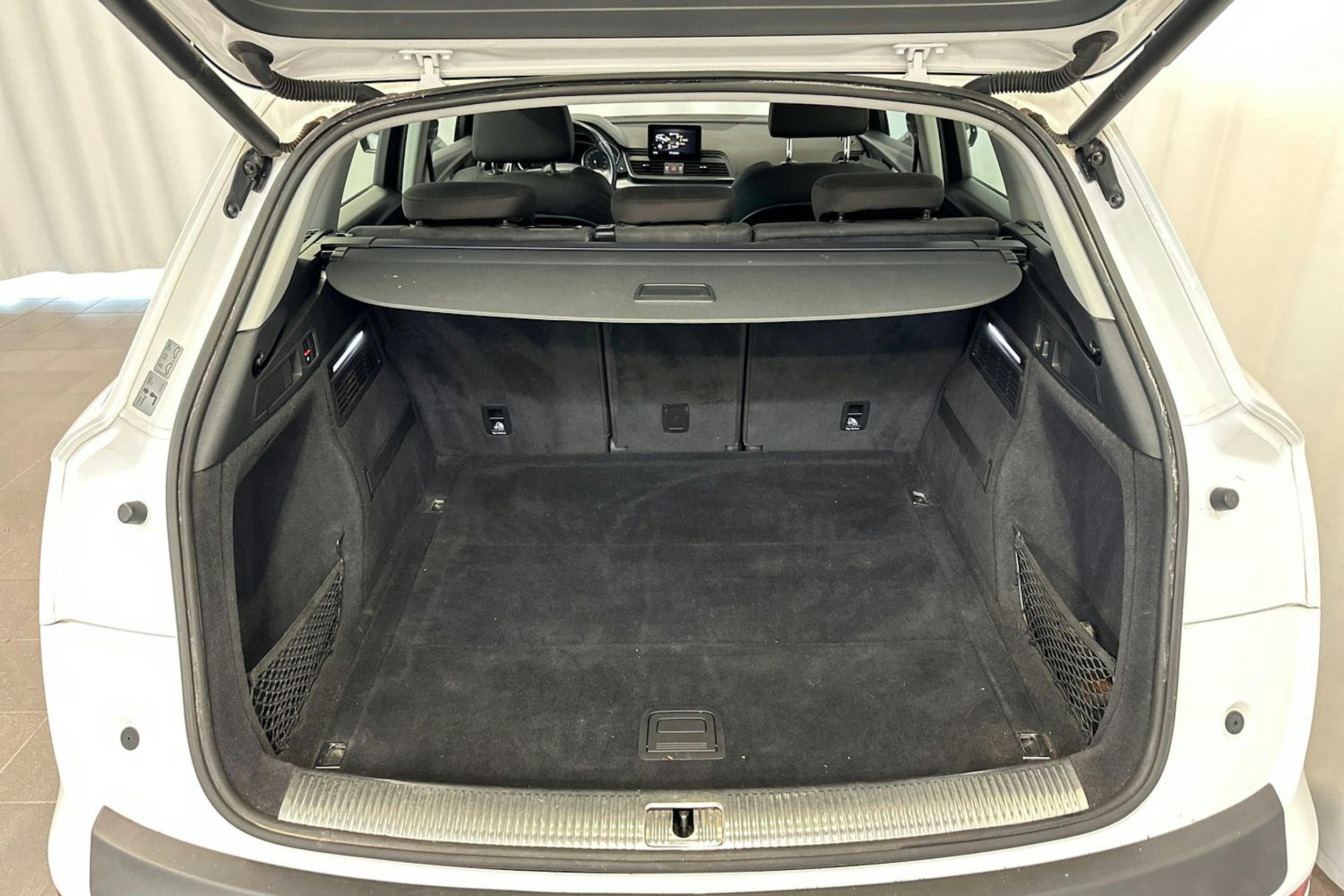 valkoinen Audi Q5 2018 kuva 14.