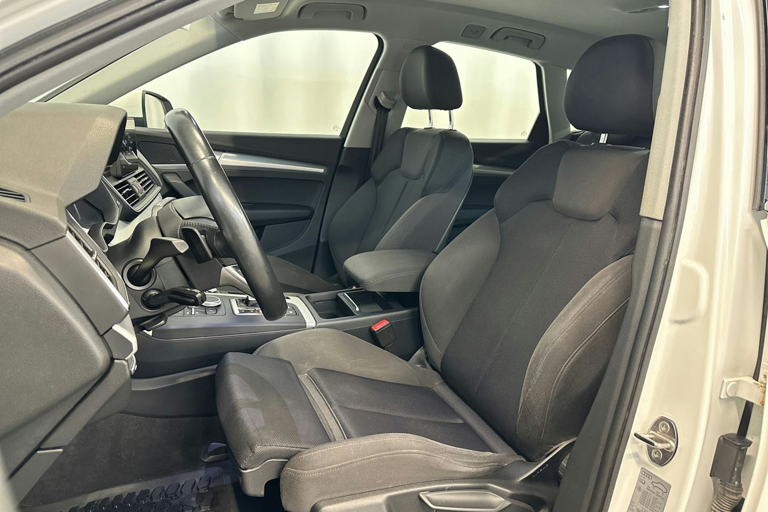 valkoinen Audi Q5 2018 kuva 15.