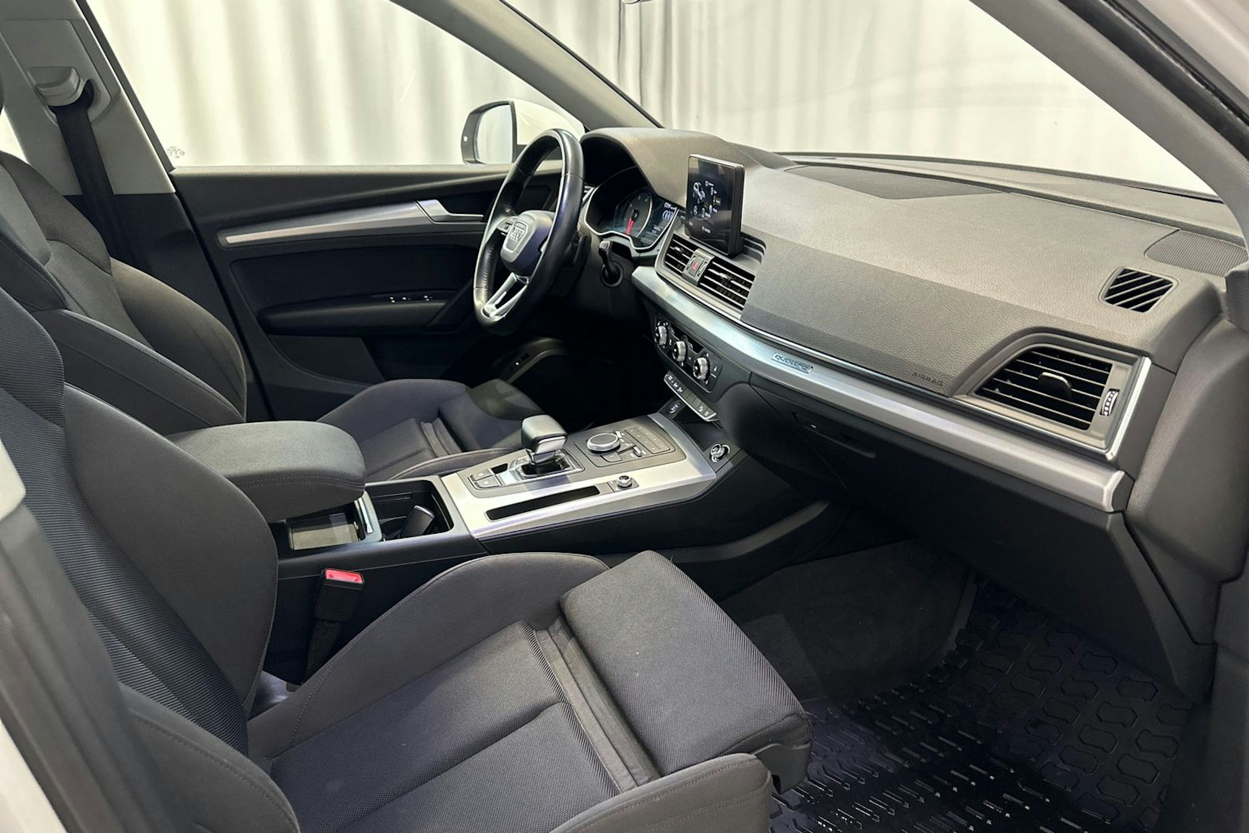 valkoinen Audi Q5 2018 kuva 16.