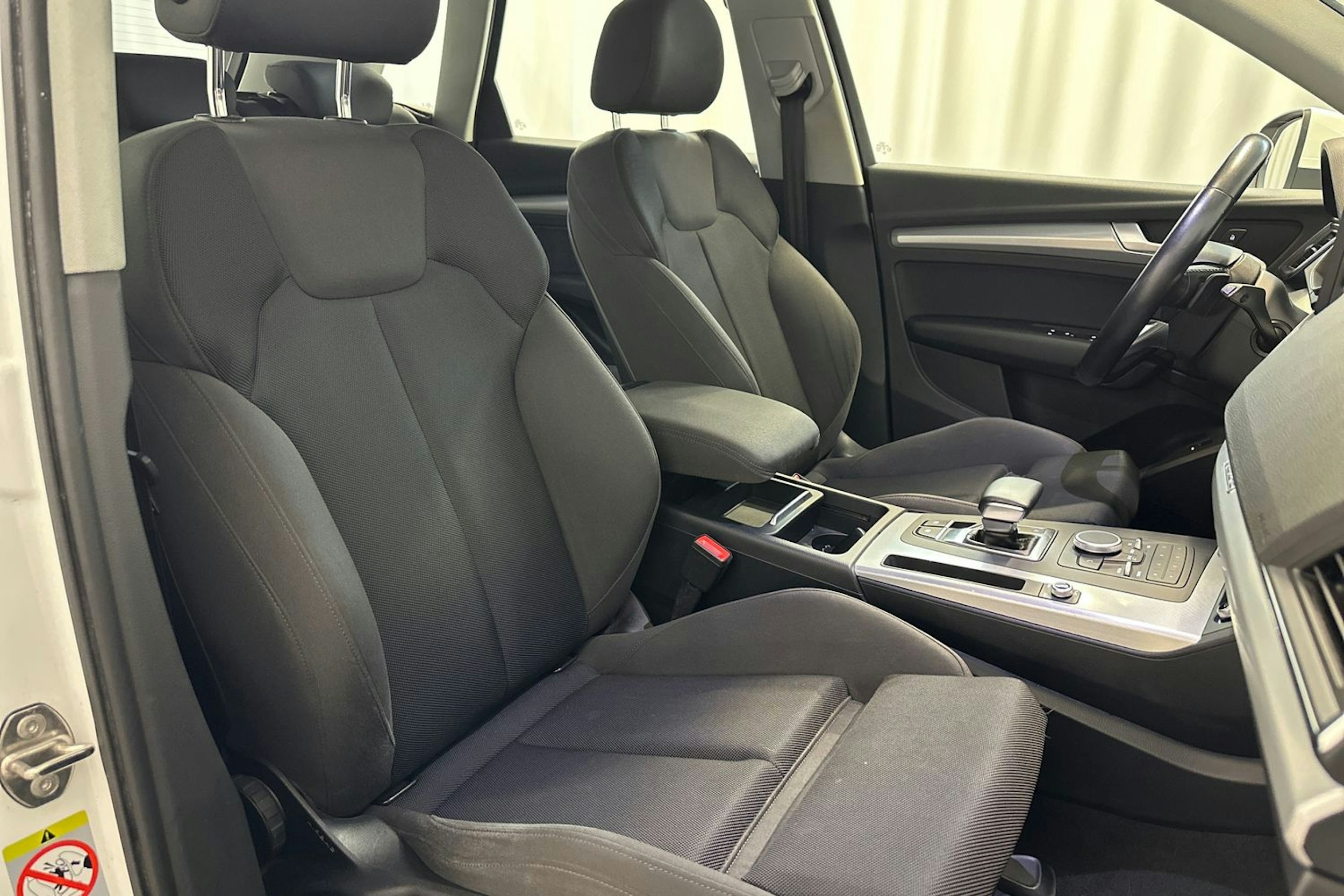 valkoinen Audi Q5 2018 kuva 17.