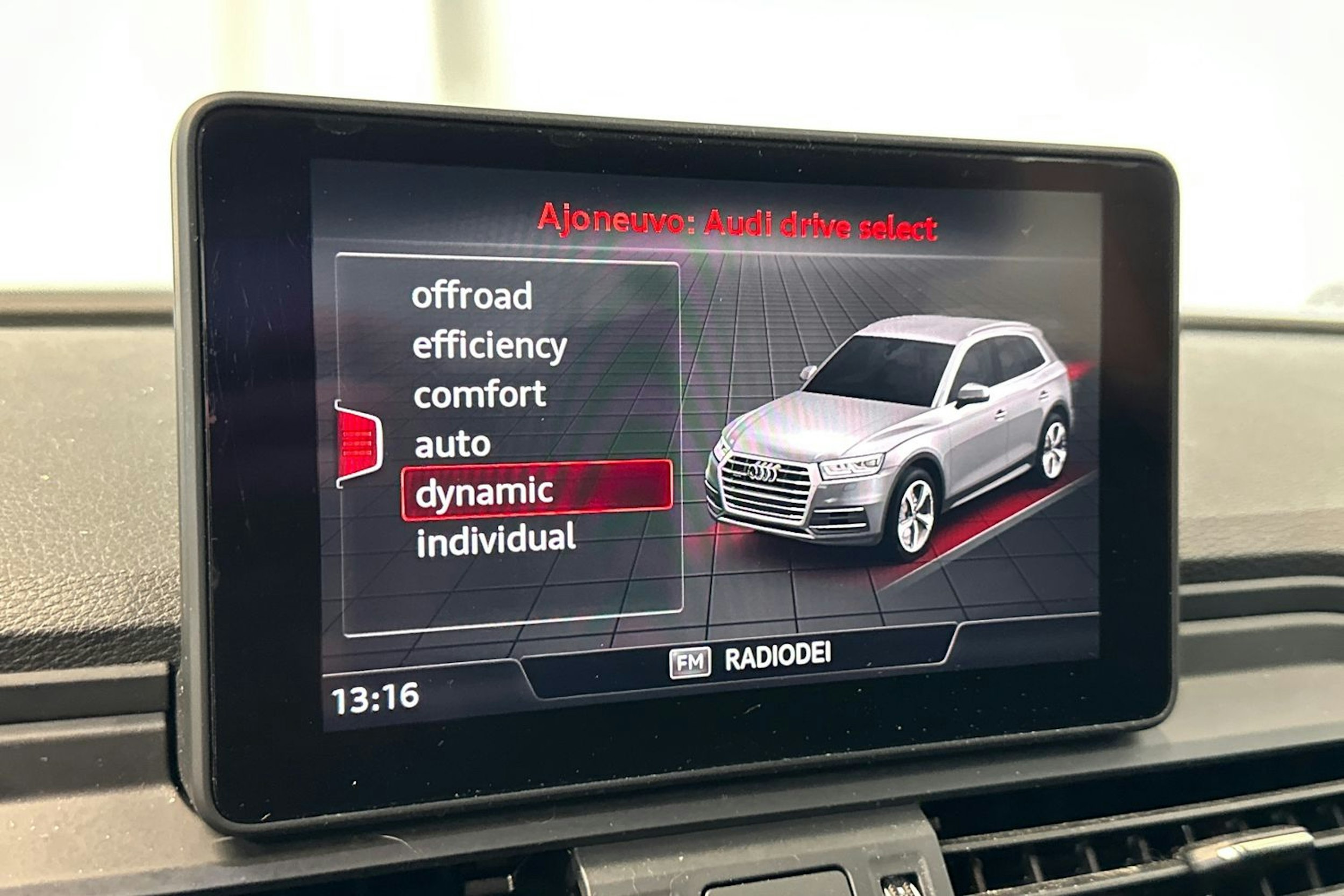 valkoinen Audi Q5 2018 kuva 23.