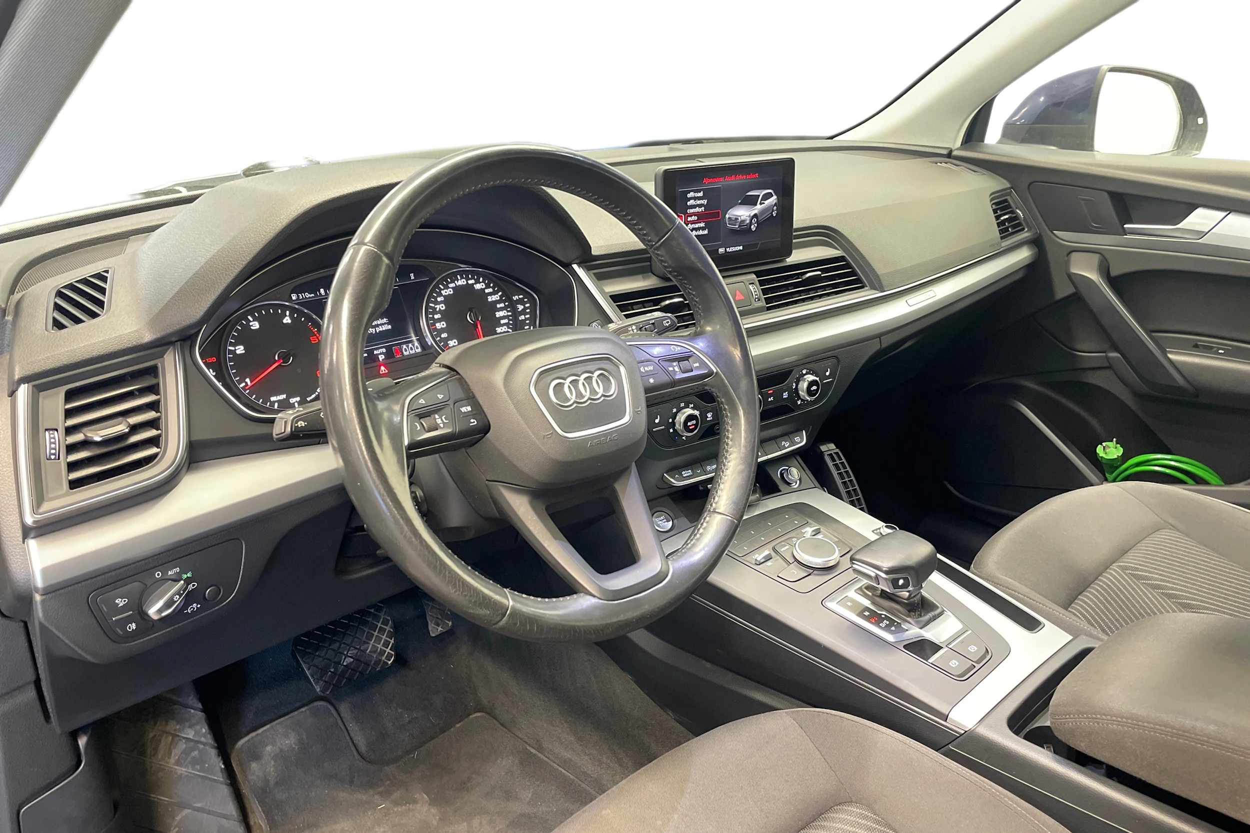 sininen Audi Q5 2018 kuva 6.