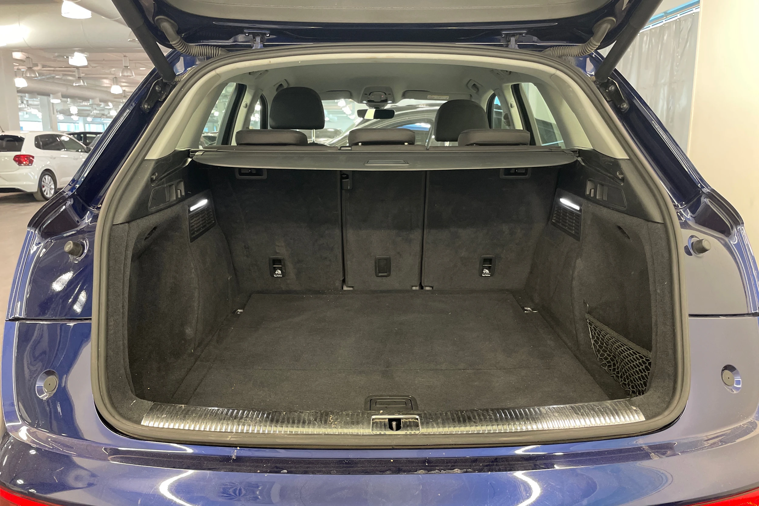 sininen Audi Q5 2018 kuva 13.