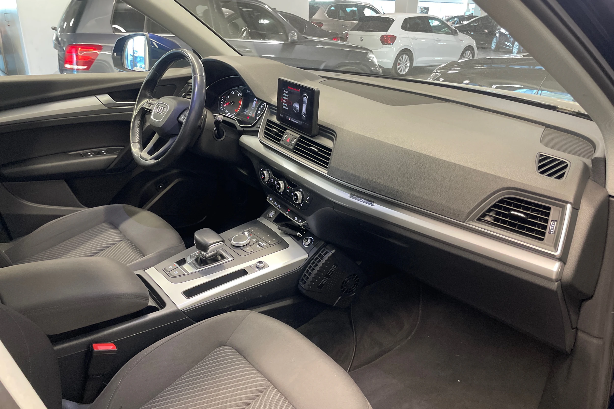 sininen Audi Q5 2018 kuva 16.