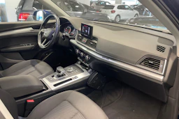 sininen Audi Q5 2018 kuva 16.