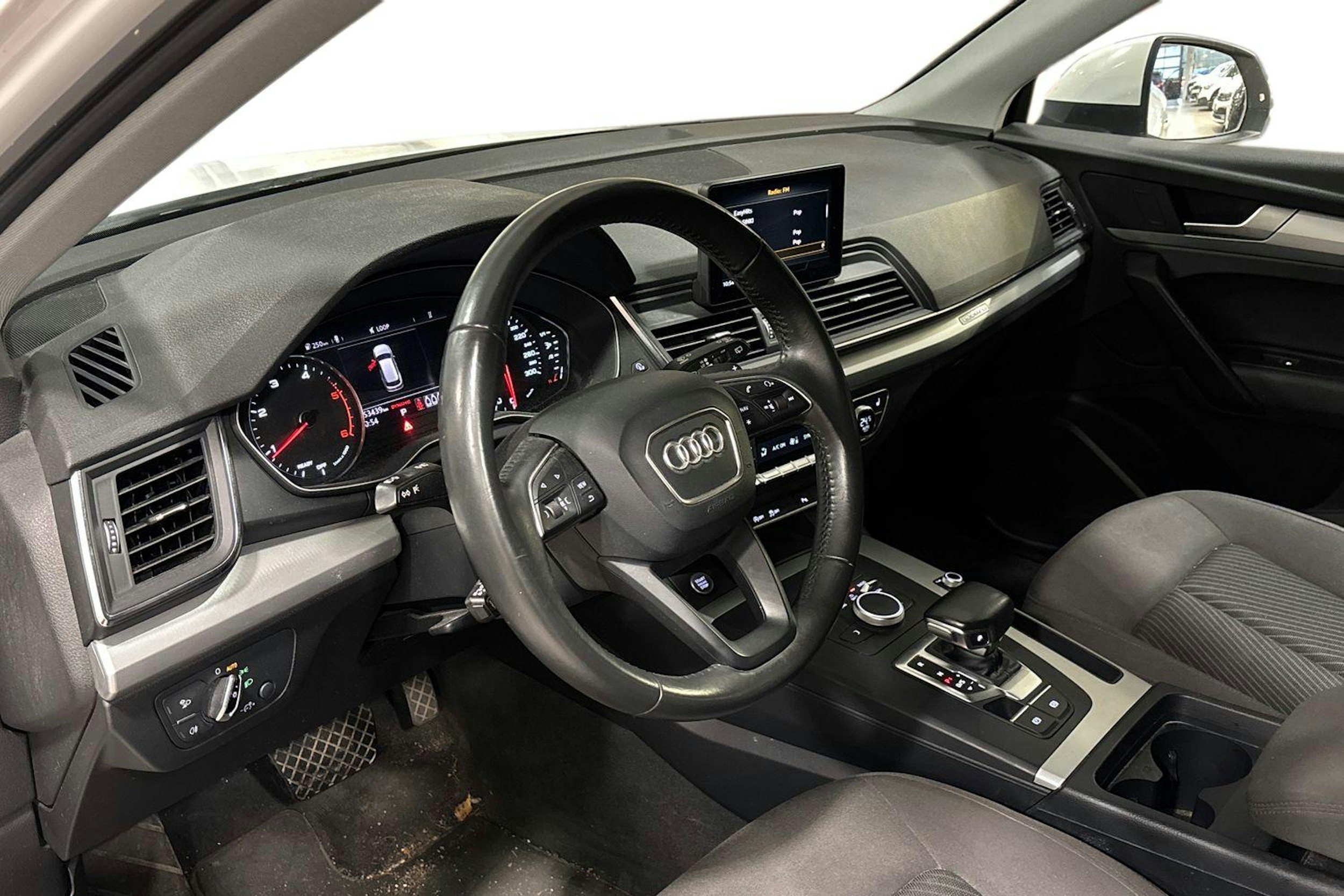 valkoinen Audi Q5 2018 kuva 3.