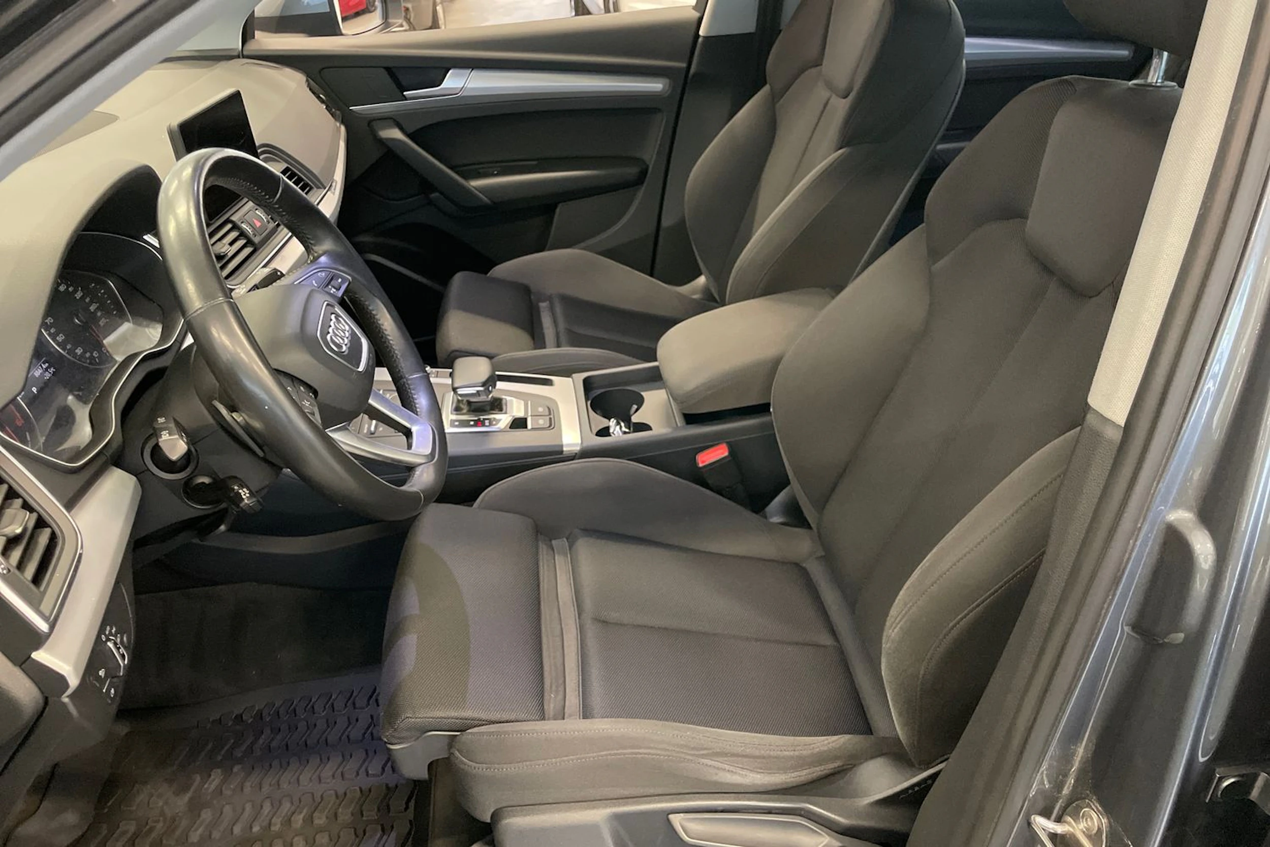 met. harmaa Audi Q5 2018 kuva 11.