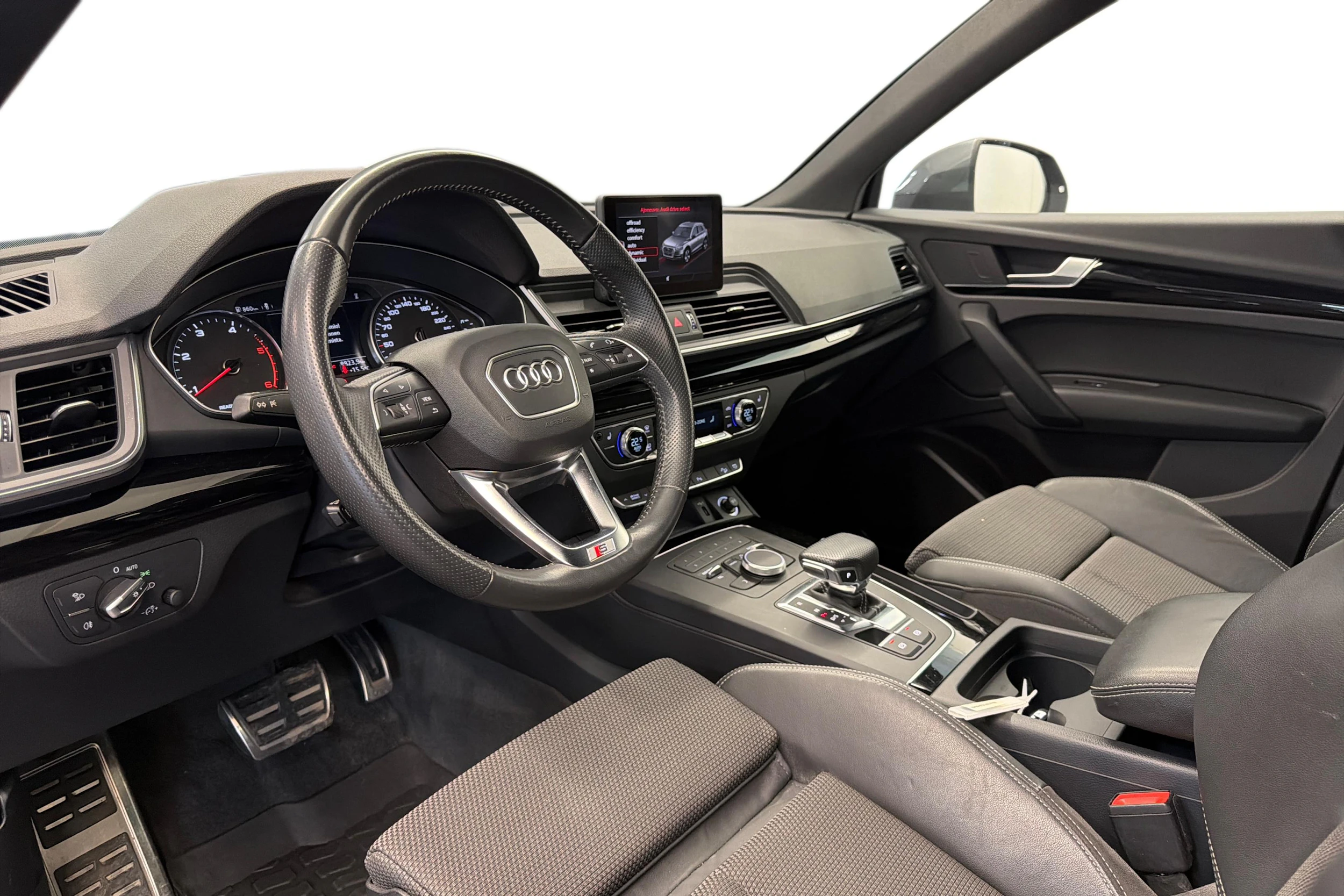 harmaa Audi Q5 2018 kuva 6.