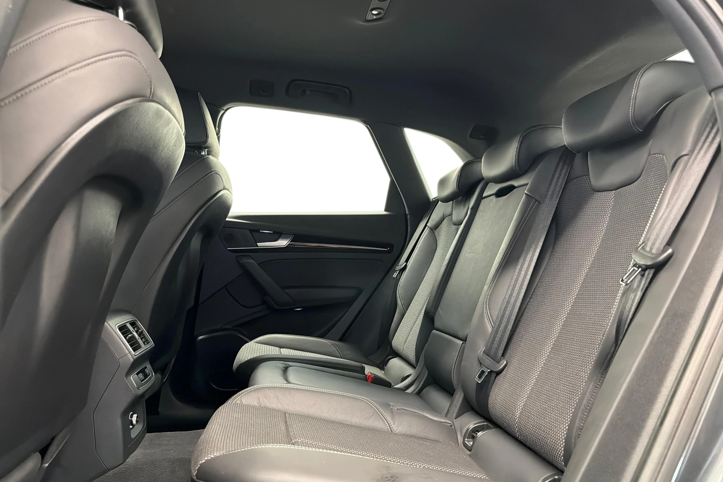 harmaa Audi Q5 2018 kuva 8.