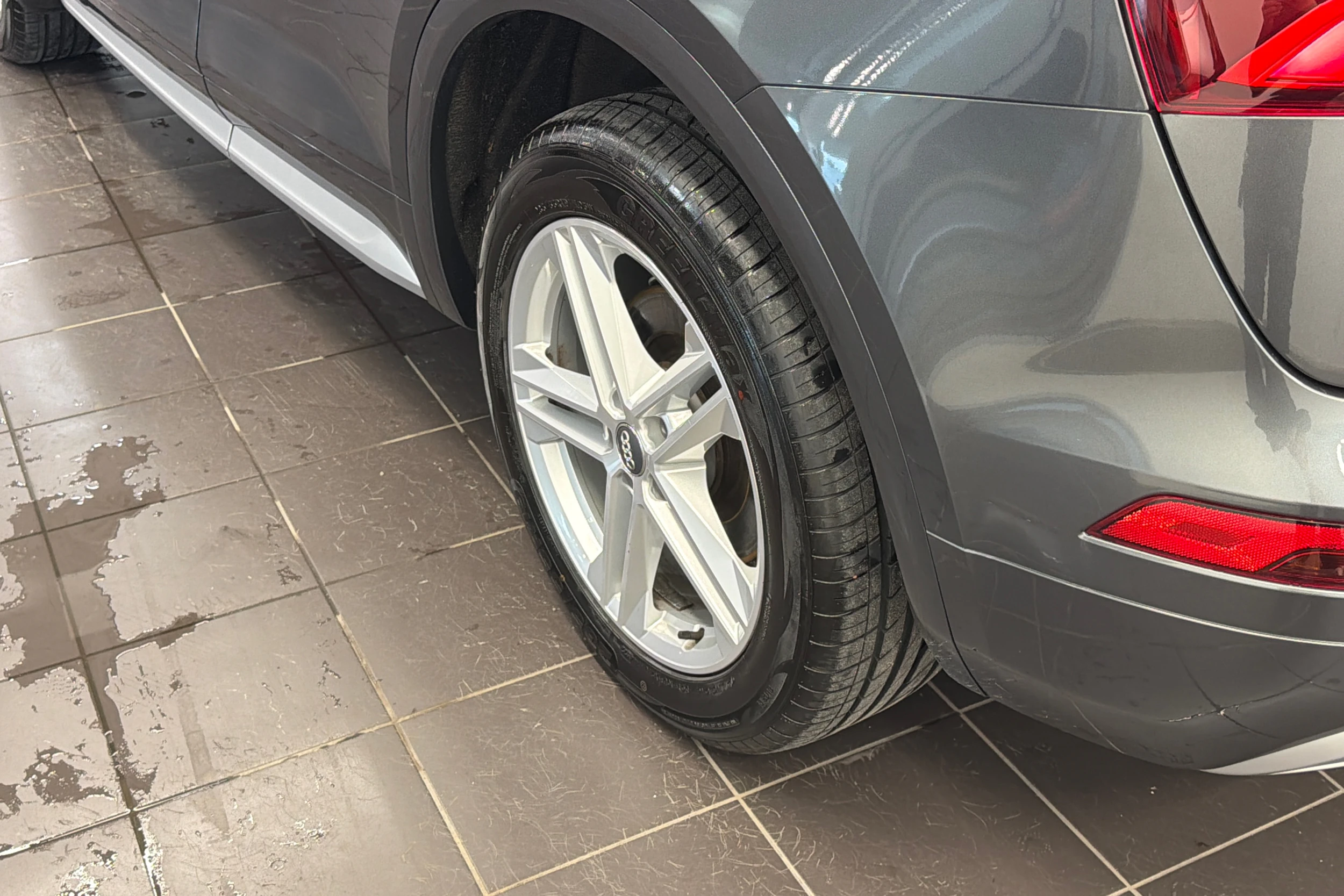harmaa Audi Q5 2018 kuva 10.