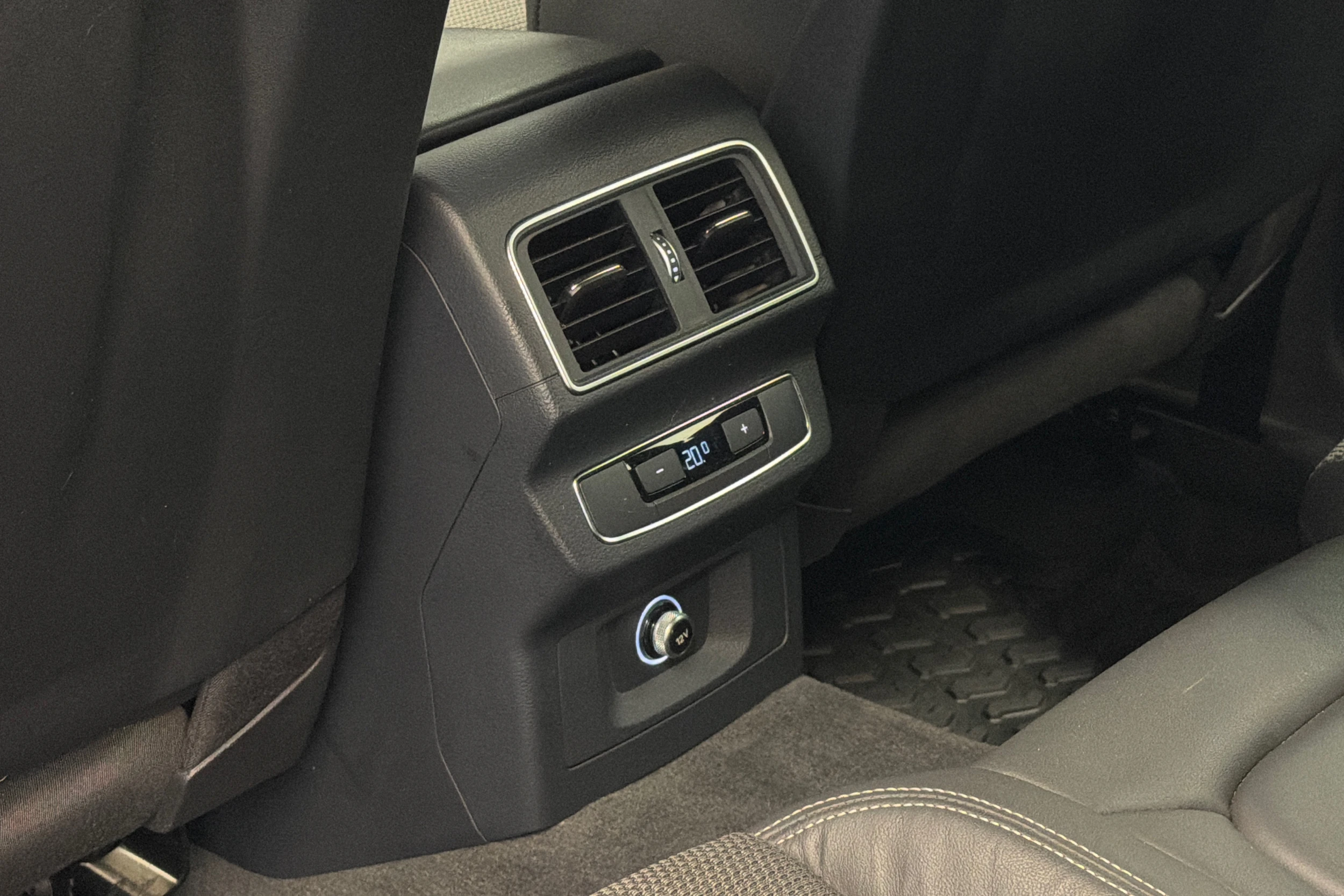 harmaa Audi Q5 2018 kuva 11.
