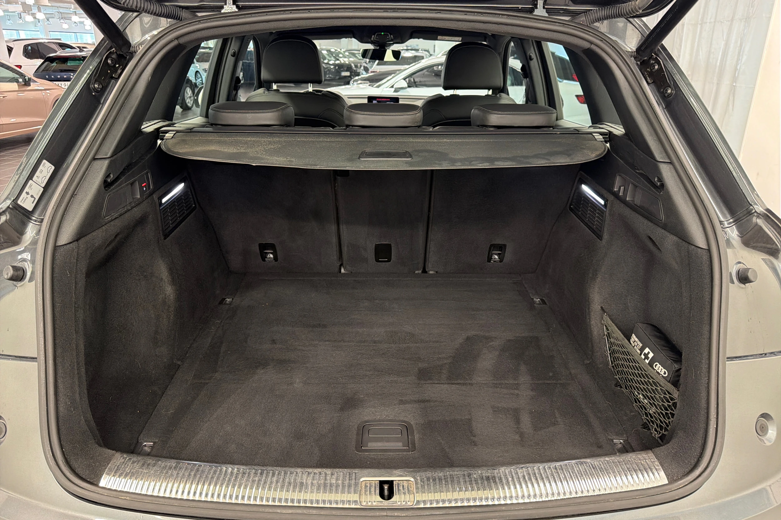 harmaa Audi Q5 2018 kuva 12.