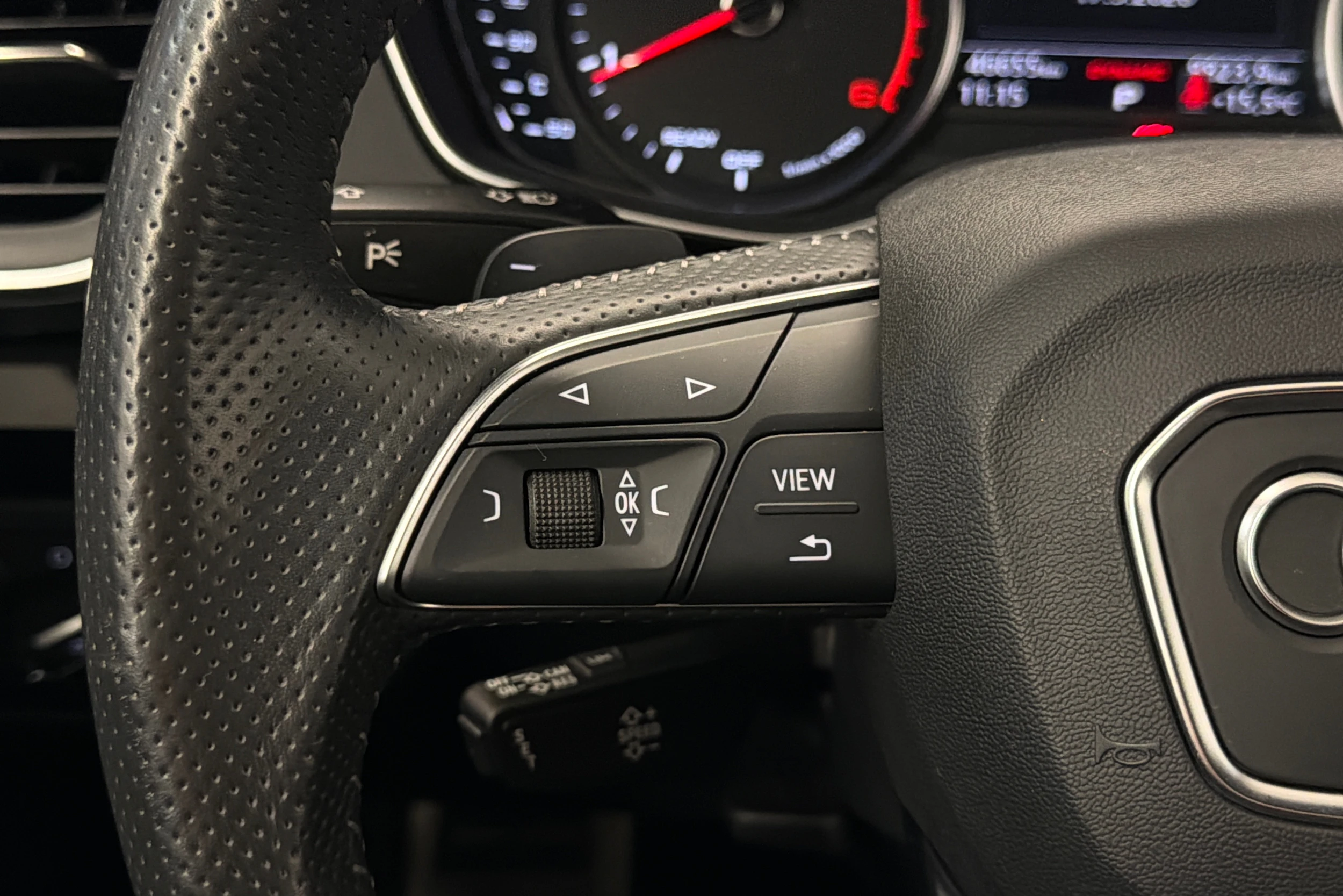 harmaa Audi Q5 2018 kuva 16.